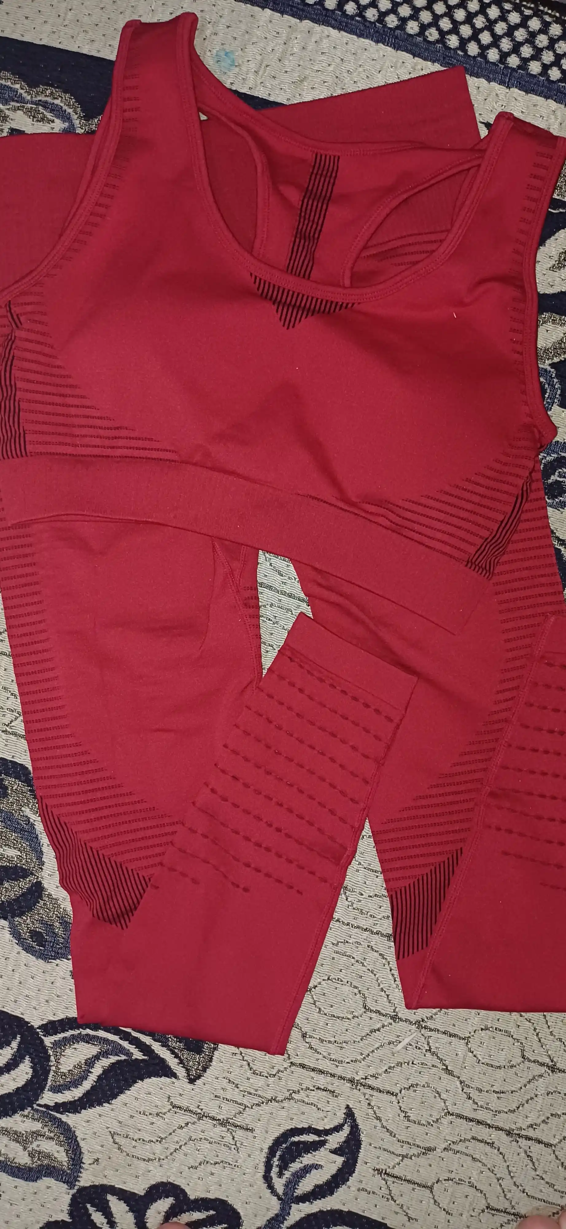 Ayollar uchun fitnes kostyumi, legginslari va top, 2 tasi 1 da