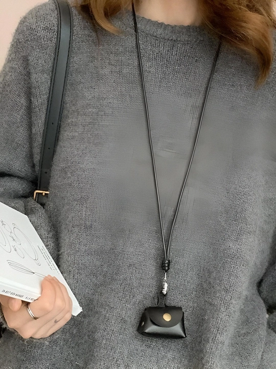 Osiladigan mini-sumka, bo‘yinga taqiladigan kulon, zamonaviy aksessuar