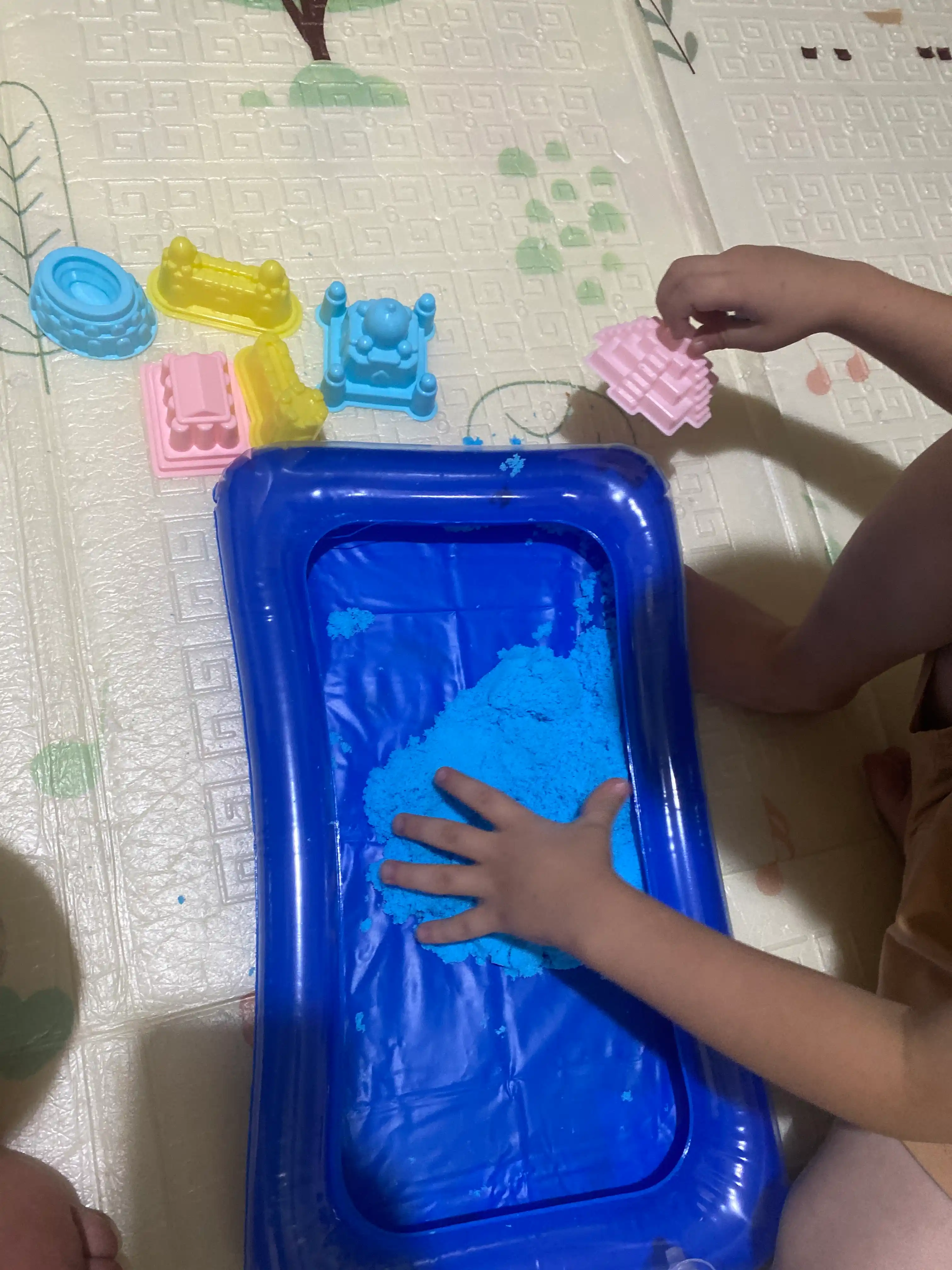 Kinetik qum 1/2 kg, puflanadigan qumdon, qoliplar va kurakchalar, bolalar uchun 3+