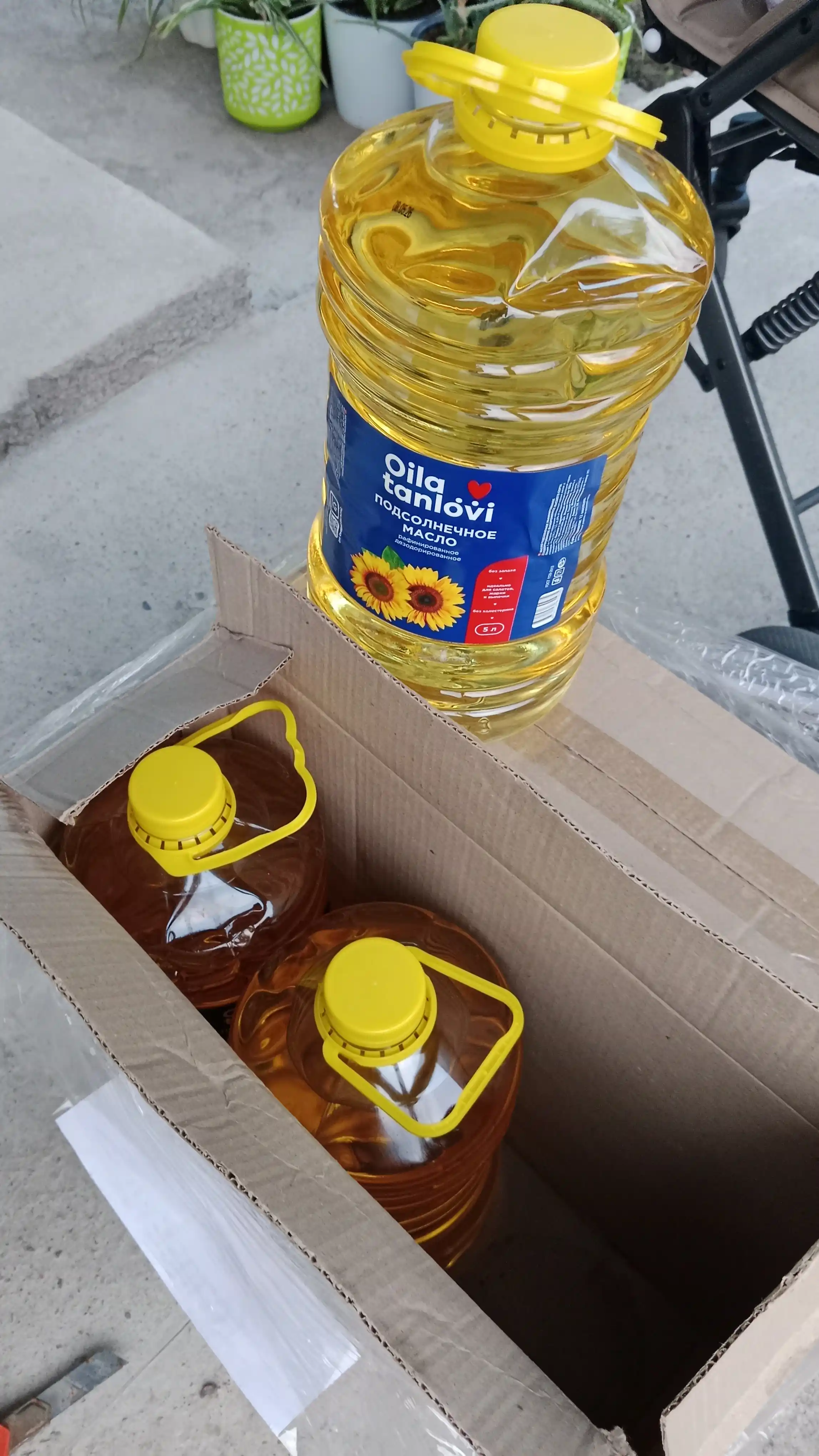 Oila tanlovi kungaboqar yog‘i, tozalangan va hidlari yo‘qotilgan, 5 litrdan 6 dona.