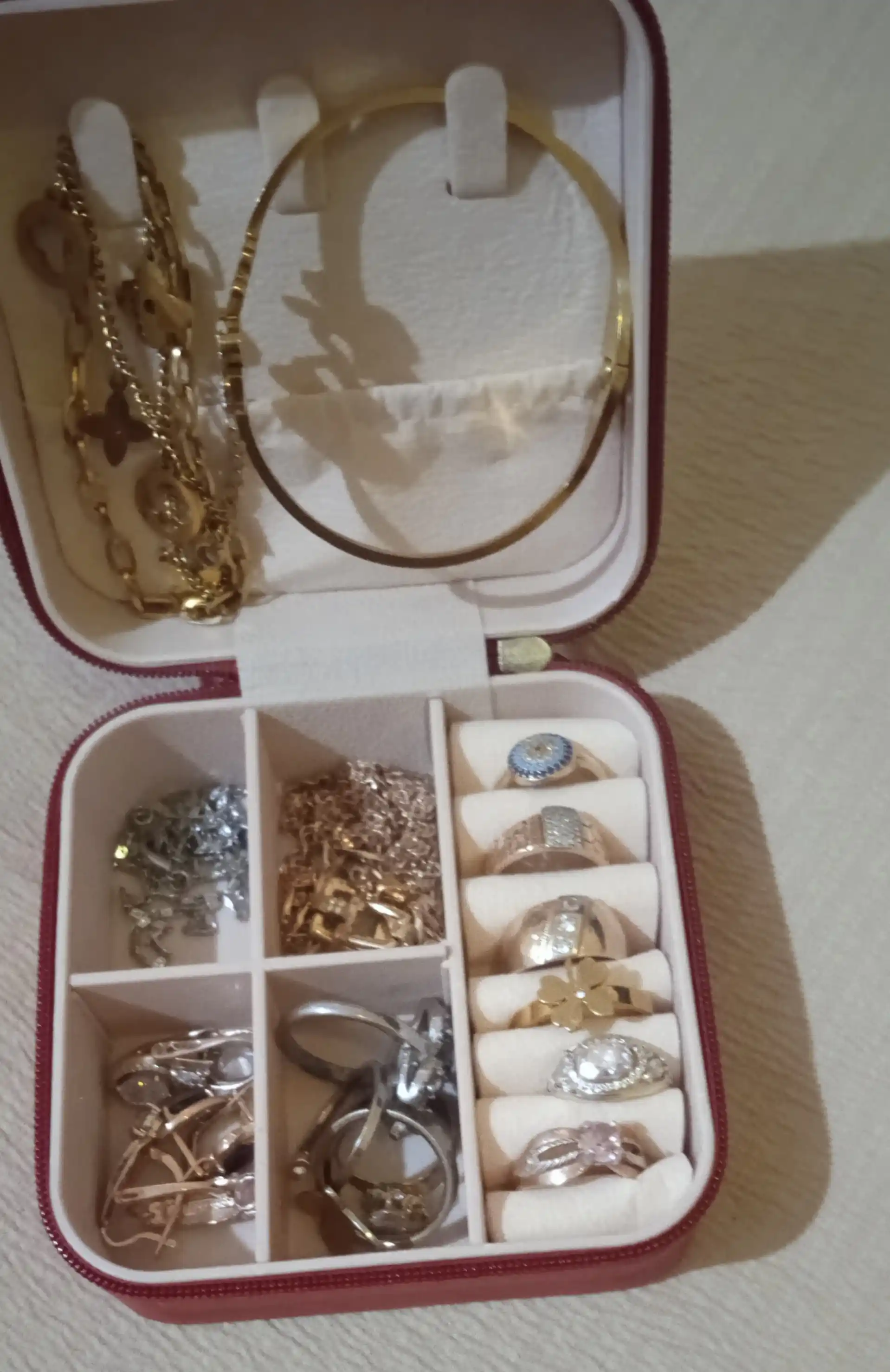 Zargarlik buyumlarini saqlash uchun organayzer-qutisi keng, plastik alohida bo'linma bilan