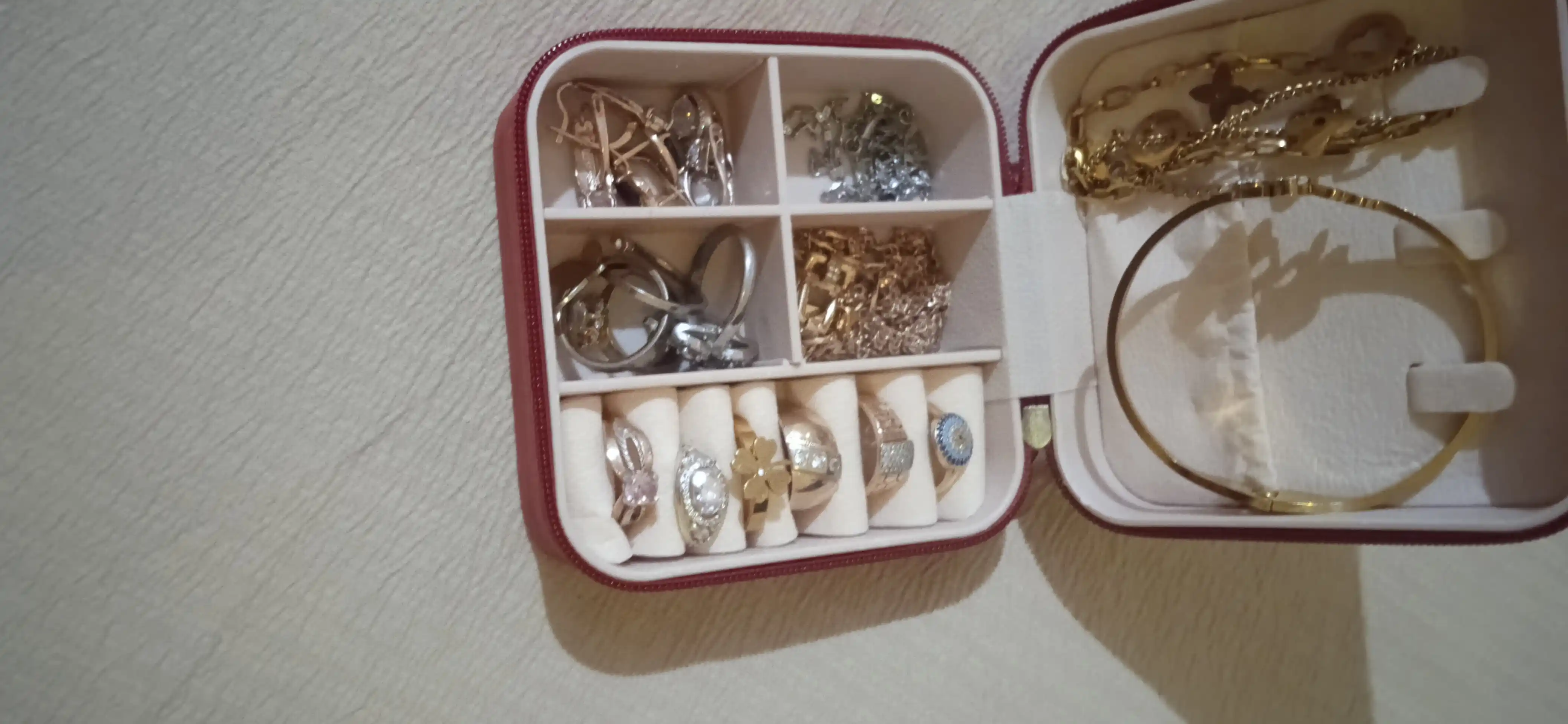 Zargarlik buyumlarini saqlash uchun organayzer-qutisi keng, plastik alohida bo'linma bilan