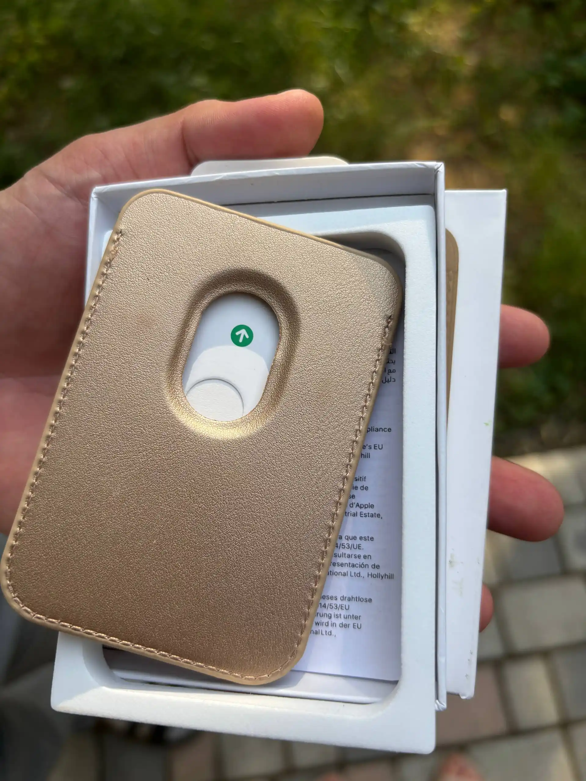 Magnitli cardxolder Iphone 12 dan boshlab, animatsiya bilan
