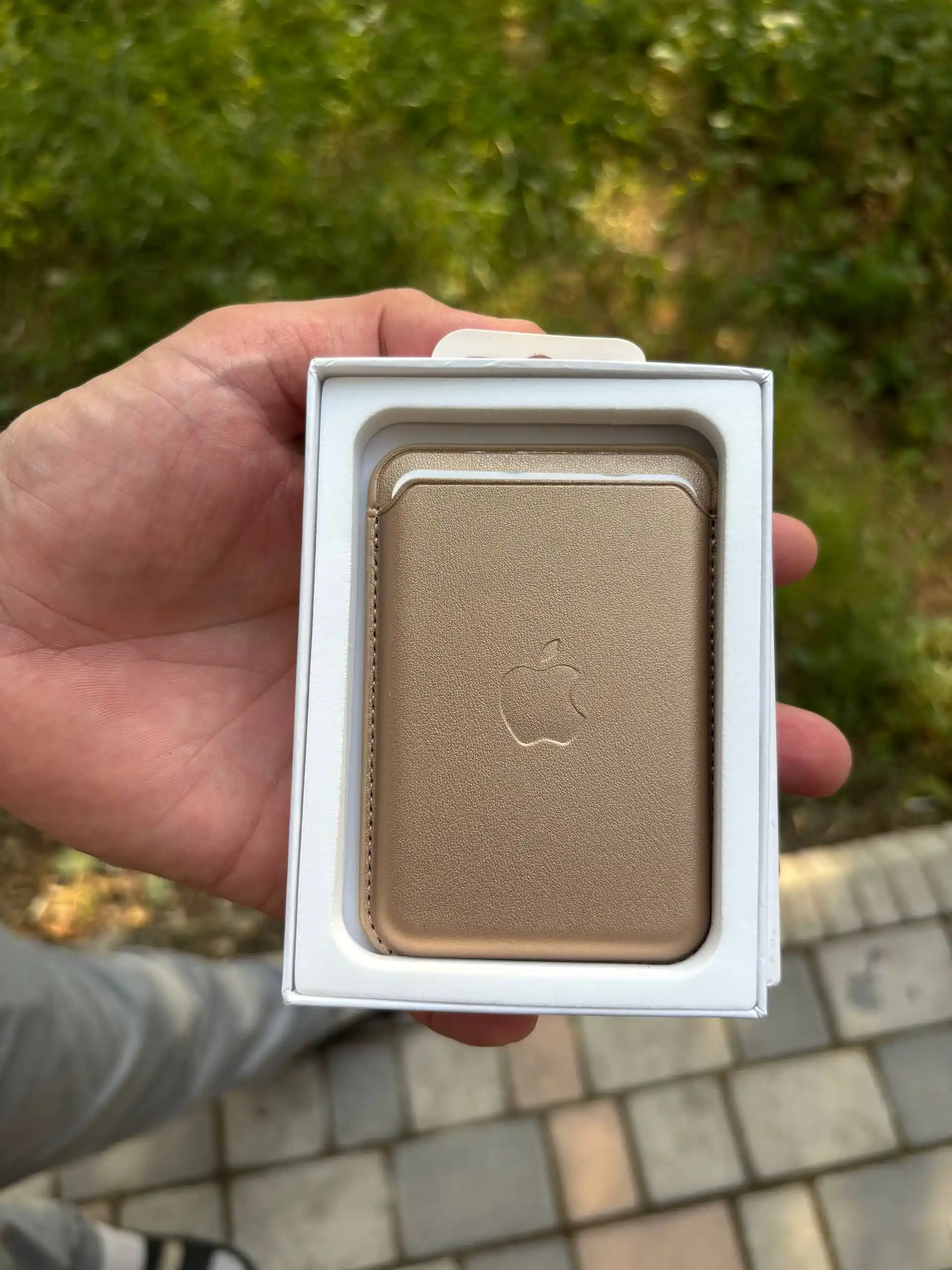 Magnitli cardxolder Iphone 12 dan boshlab, animatsiya bilan