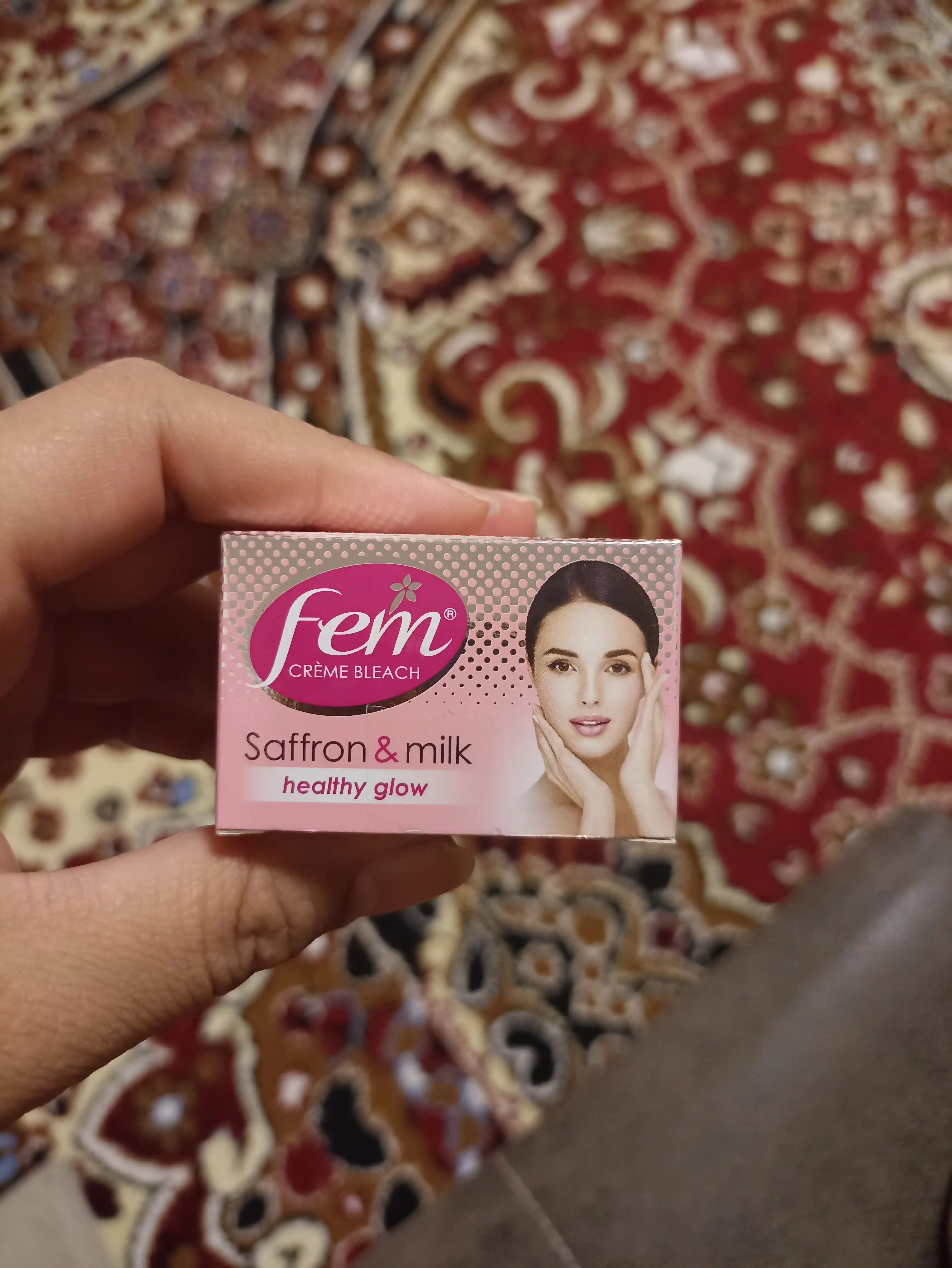 Fem Saffron & Milk oqartiruvchi krem, yuz va qosh tuklarini oqartirish uchun 8 gram