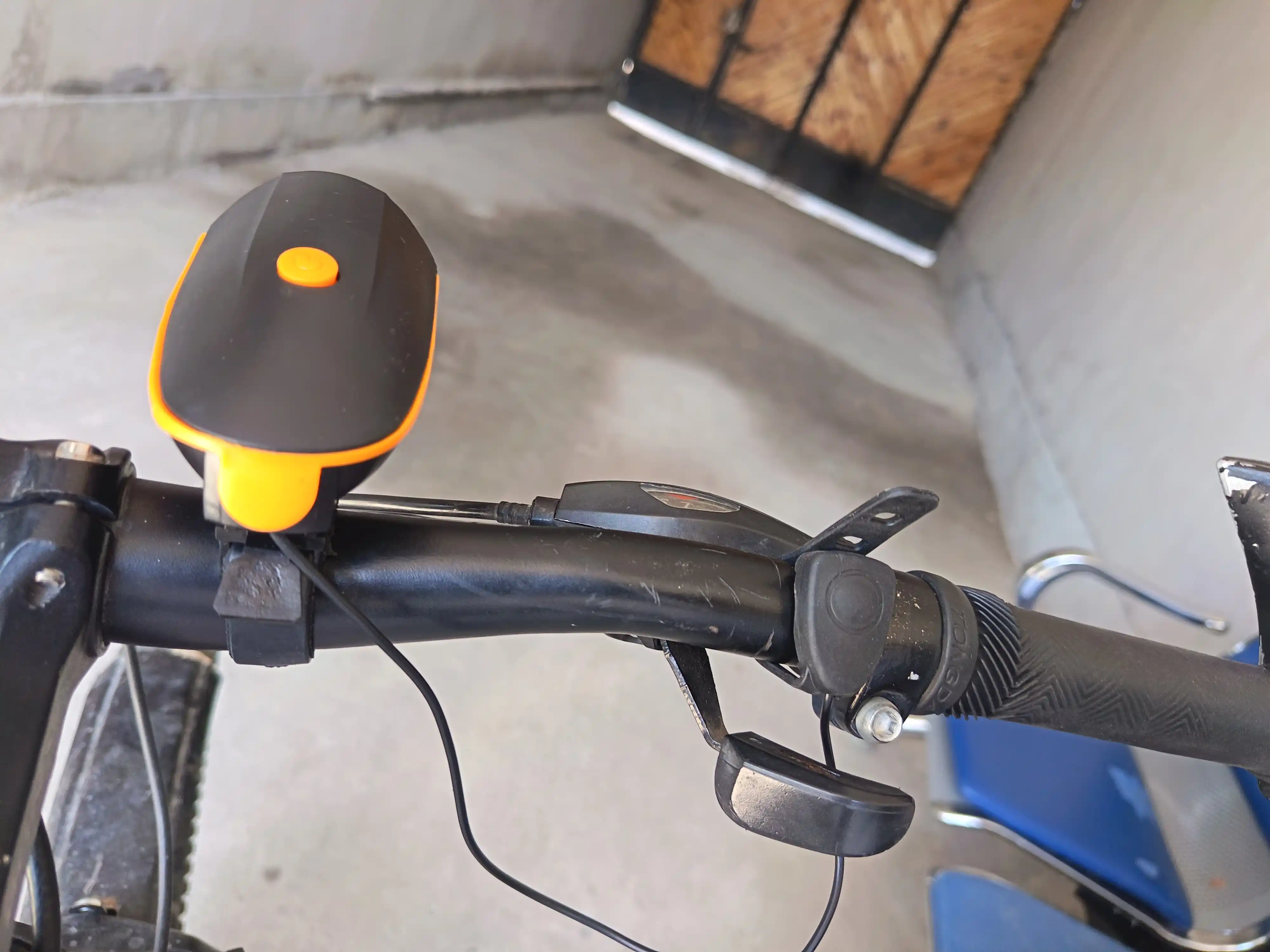 Yorqin LED chiroq + ultra baland ovozli velosiped signali, zaryadlovchi bilan
