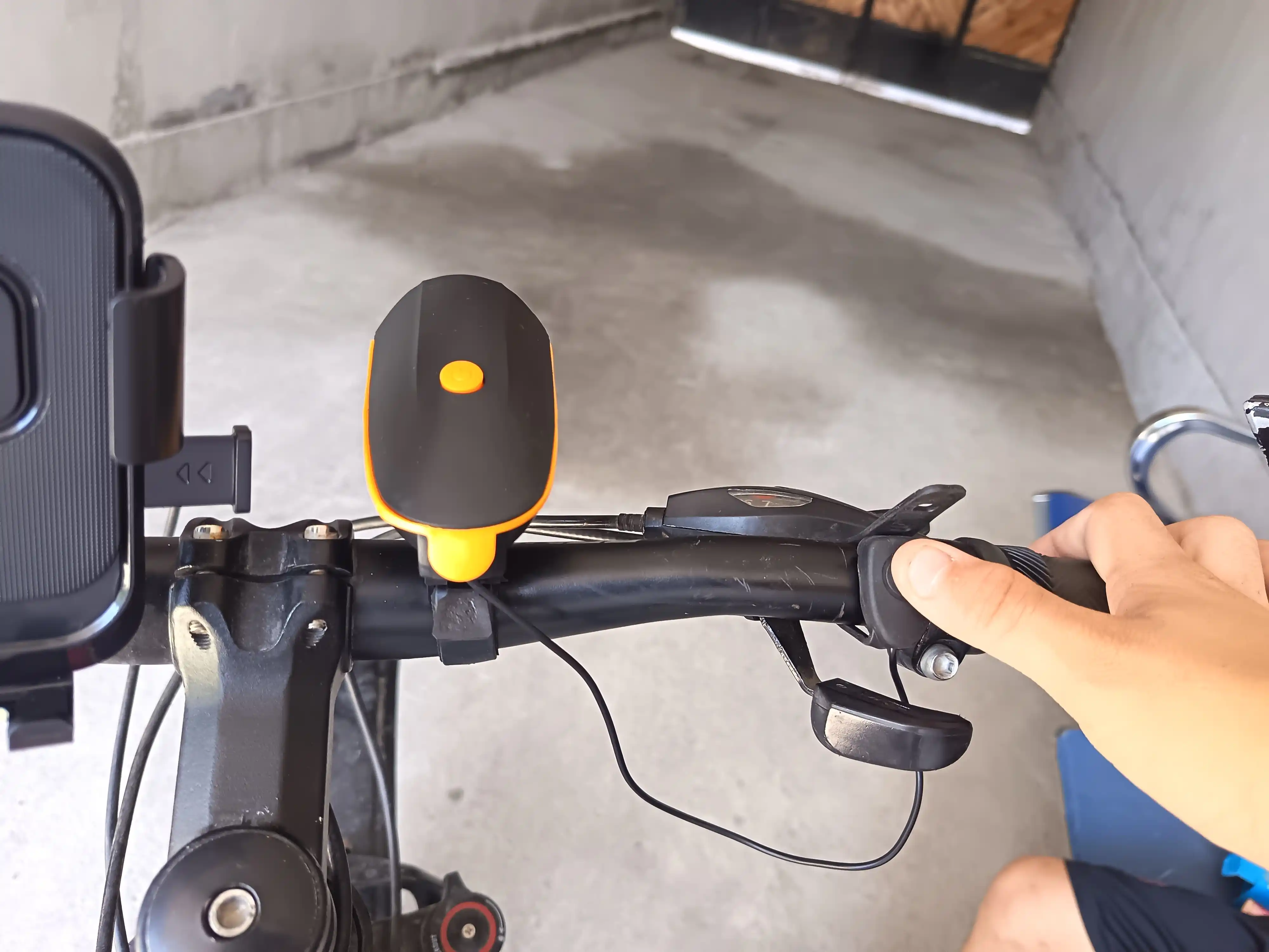 Yorqin LED chiroq + ultra baland ovozli velosiped signali, zaryadlovchi bilan
