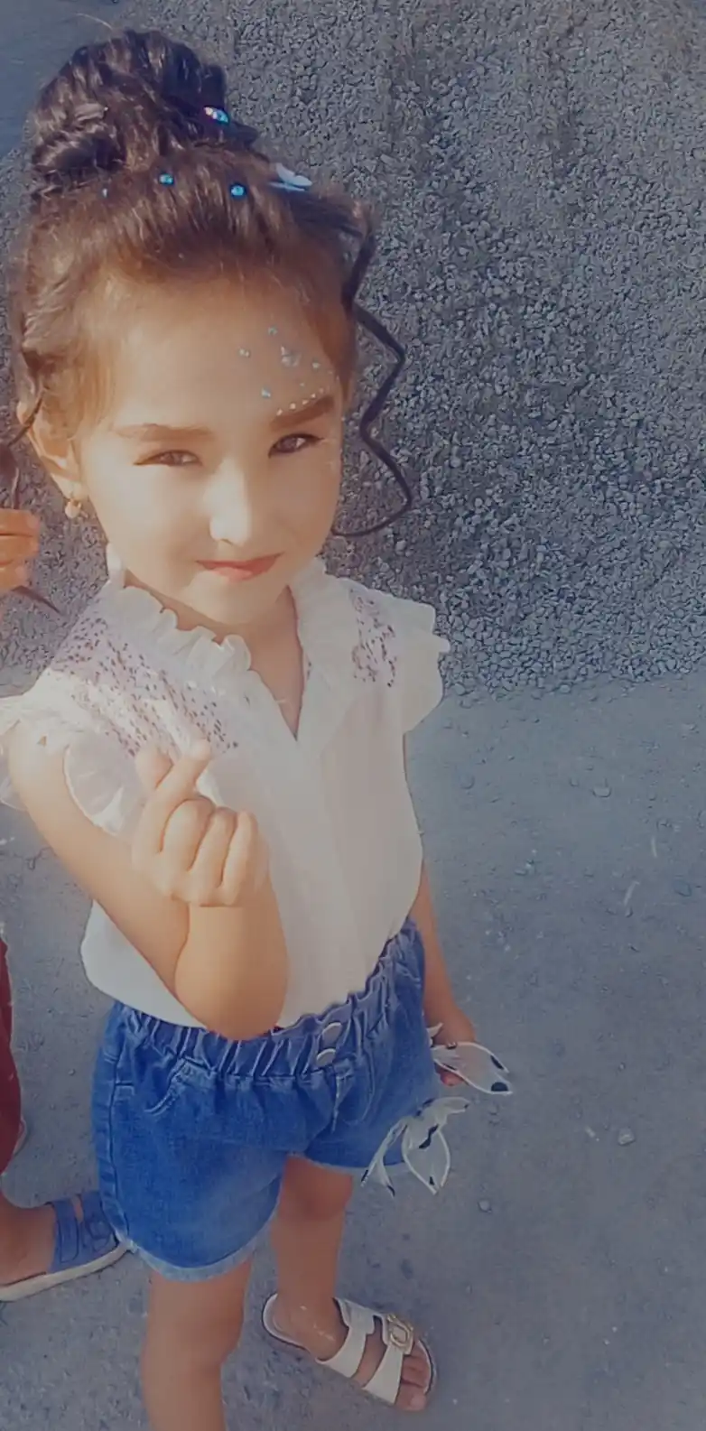 Turli rang va shakldagi yuz va tana uchun o‘zi yopishadigan strazlar