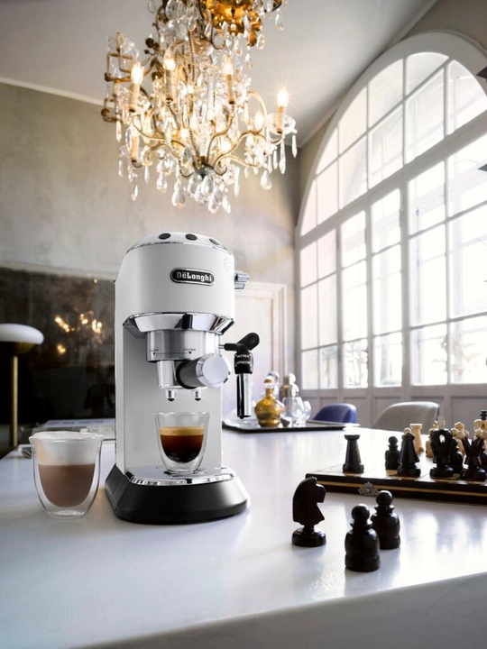 Кофеварка рожковая De'Longhi EC685.W Dedica с капучинатором, 15 бар, 1350 Вт
