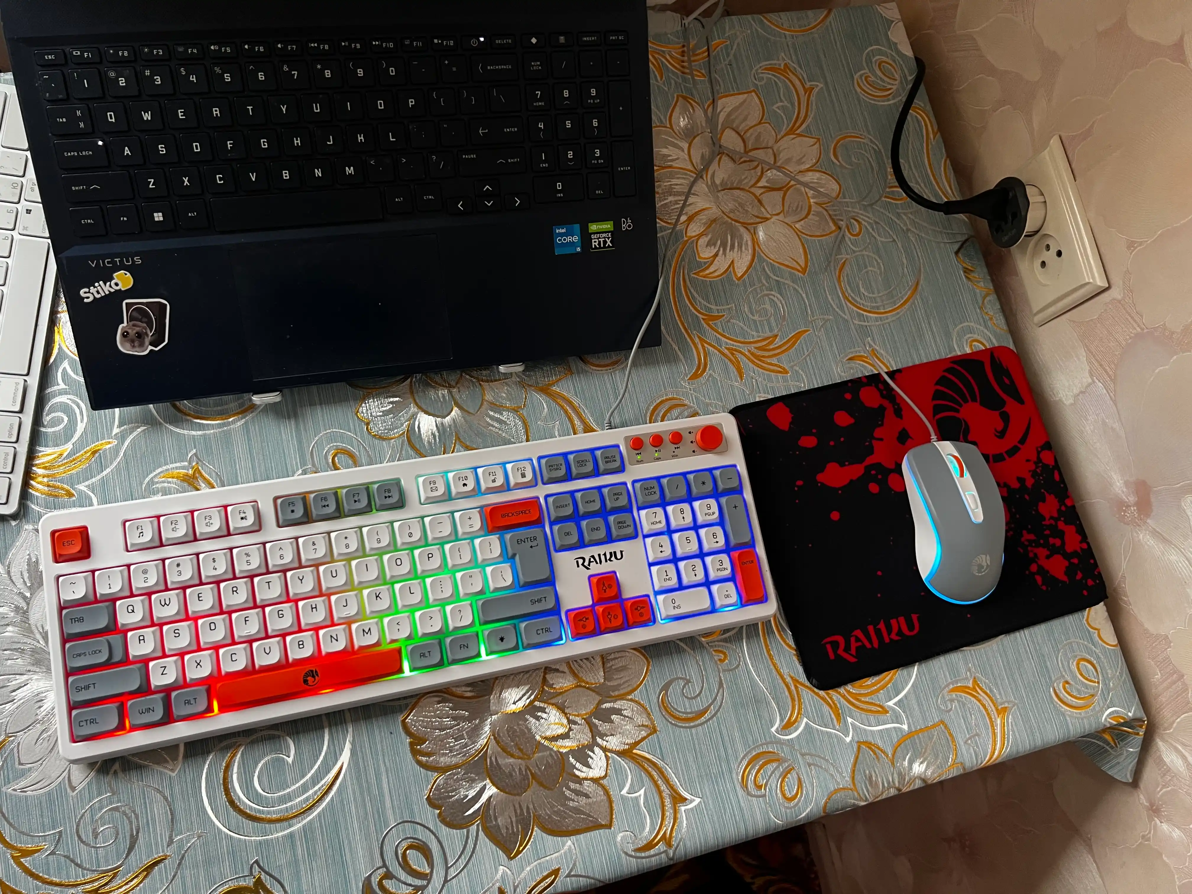 RGB klaviatura, simli, simsiz, mexanik variantlar, klaviatura + sichqoncha to‘plami