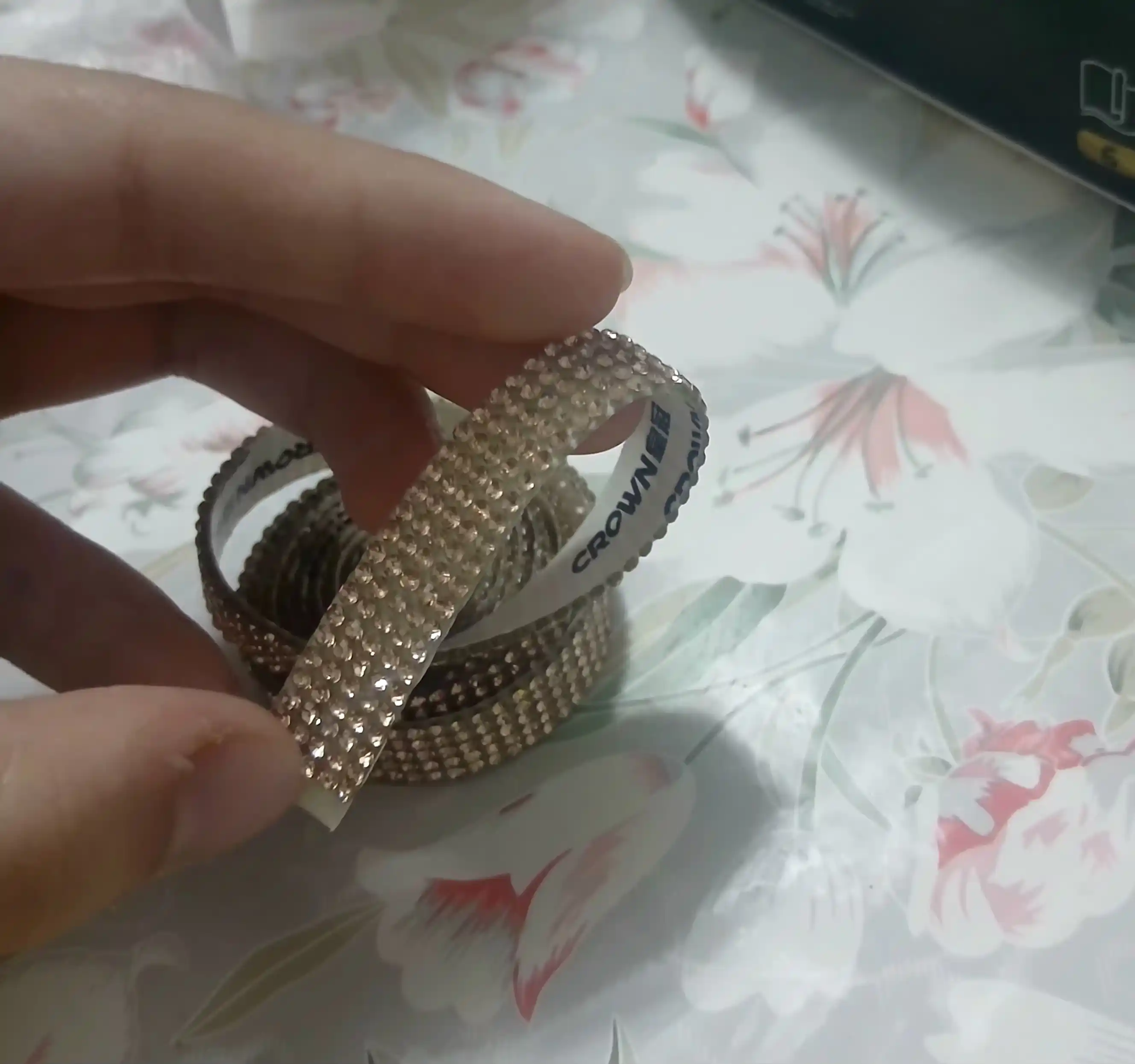 1x1.1 sm o‘lchamdagi o‘zi yopishadigan bezakli toshli lenta