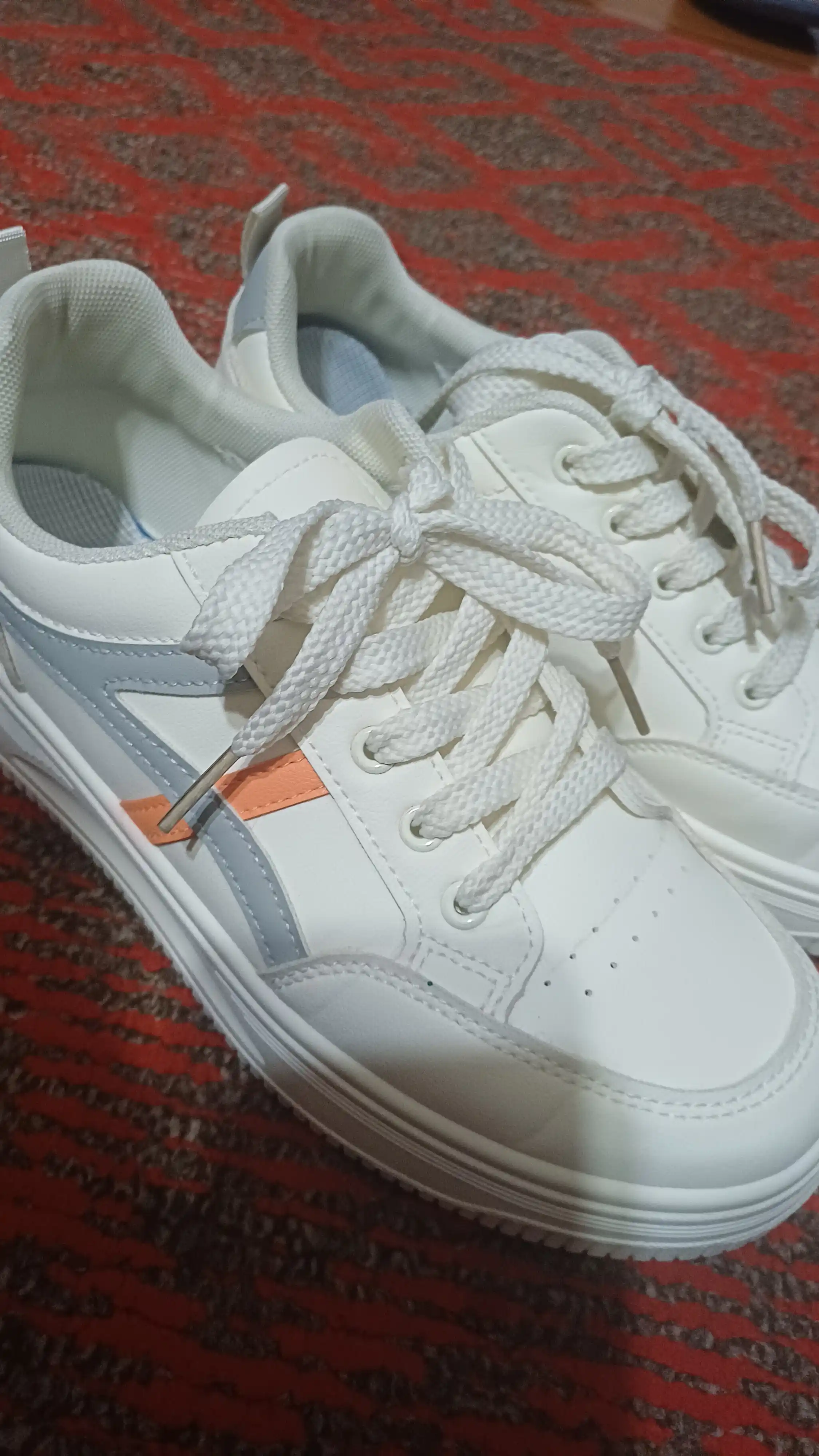 Ayollar uchun DK8602" platformali krossovkalari, kontrast chiziqli, 36–40