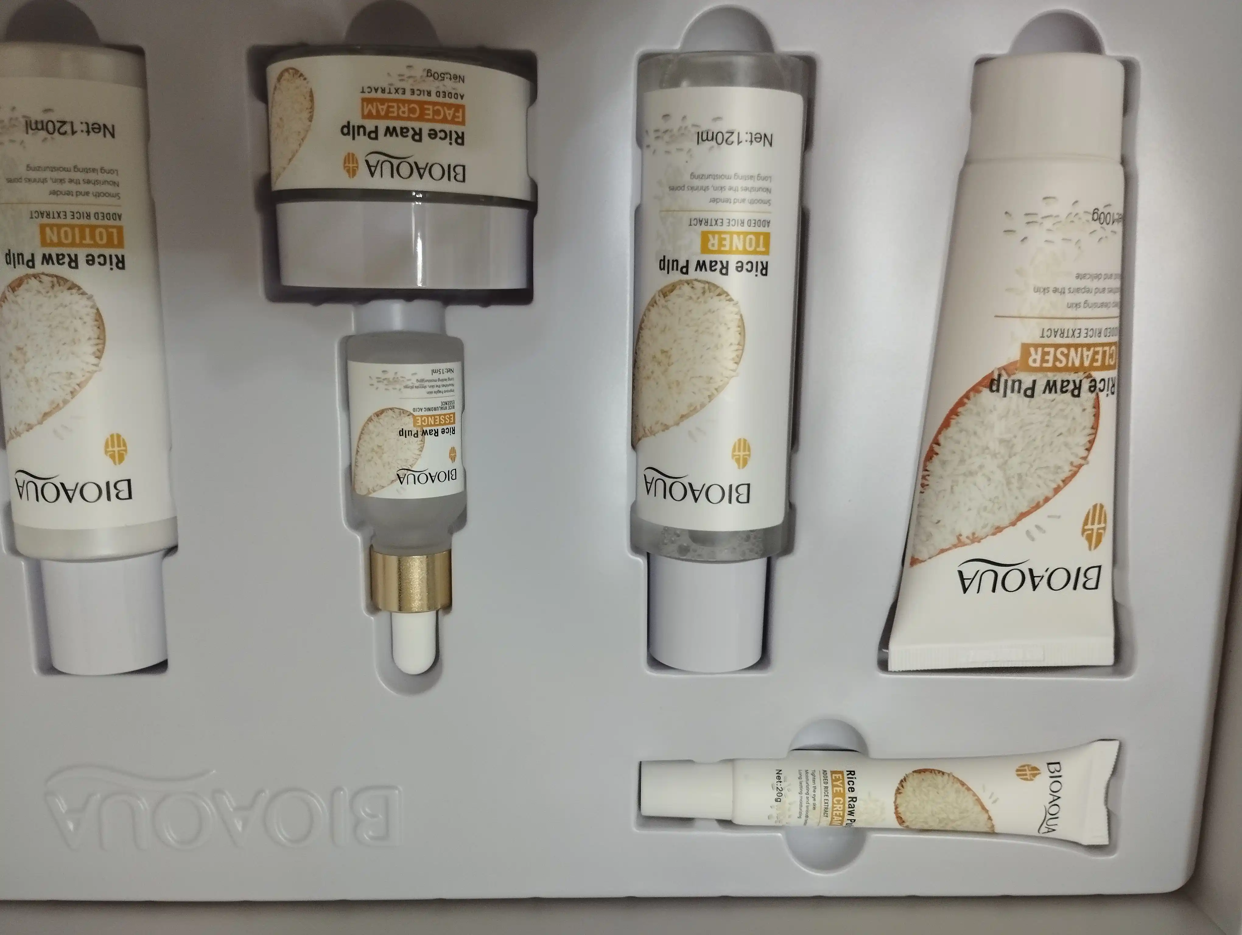 Bioaqua yoshartiruvchi kosmetik to‘plami: guruch ekstrakti atirgul ekstrakti