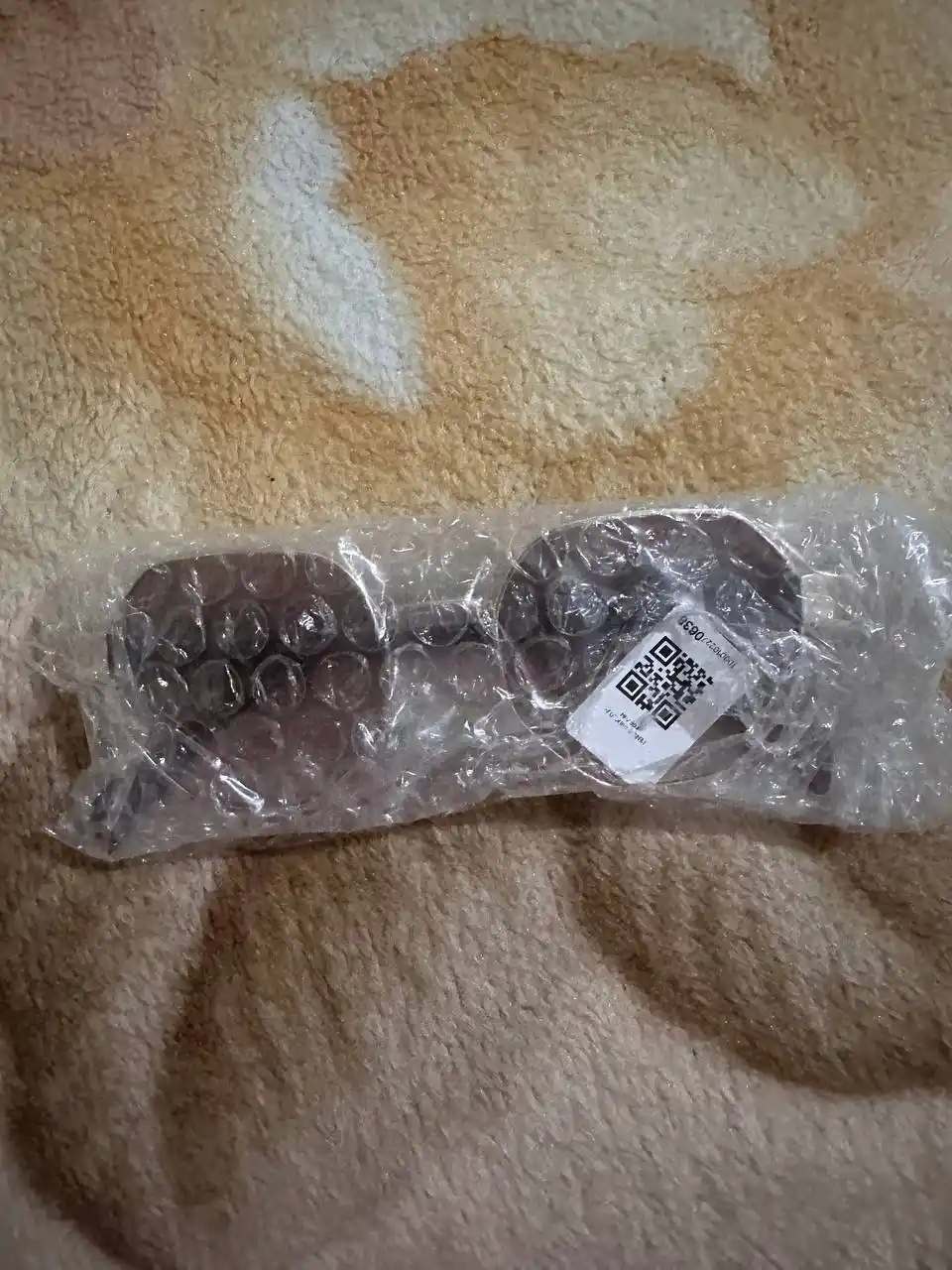 Ayollar quyoshdan saqlovchi ko‘zoynagi, olti burchakli metall ramkali zamonaviy model