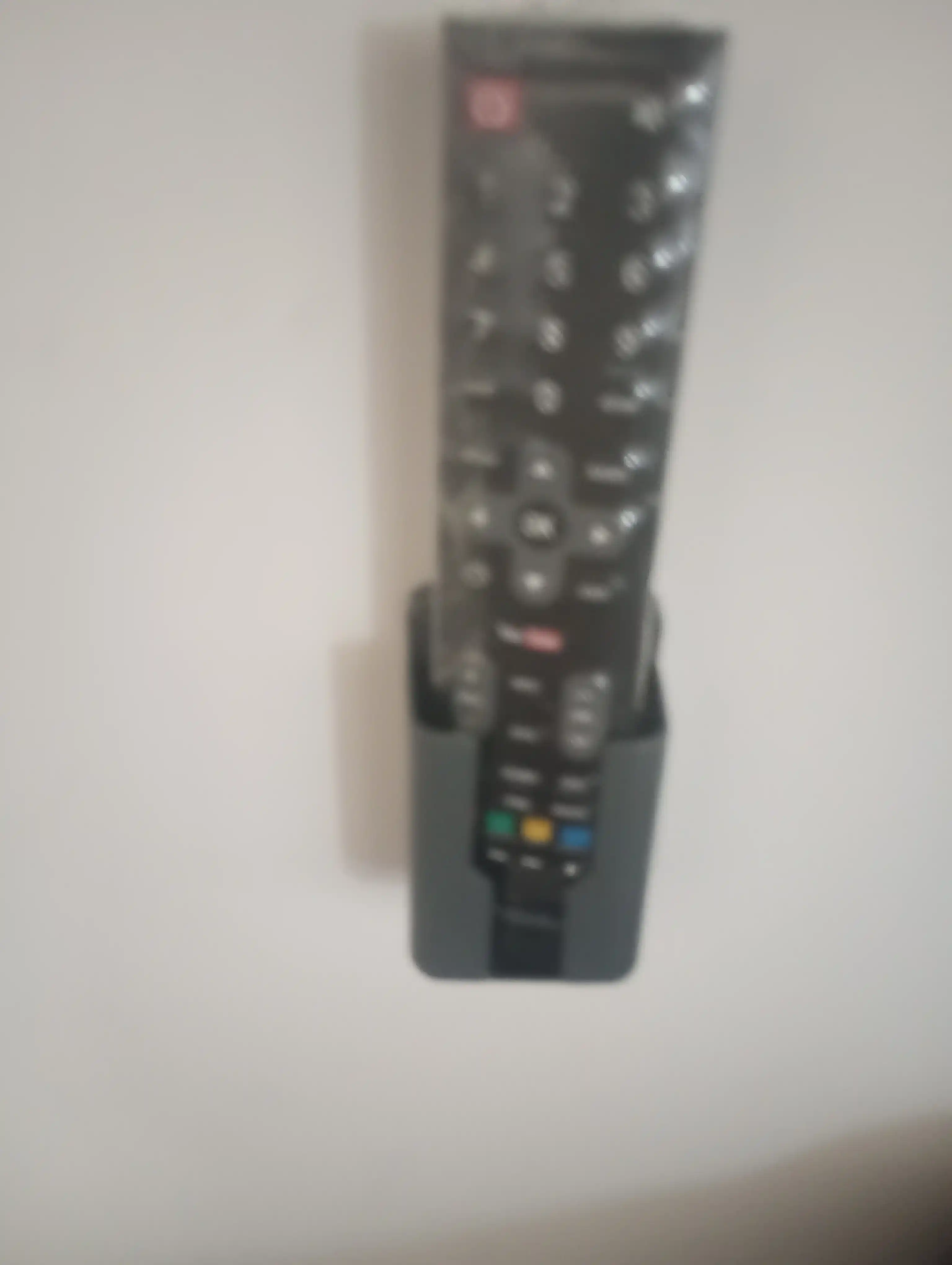 Pultlar uchun universal devor podstavkasi