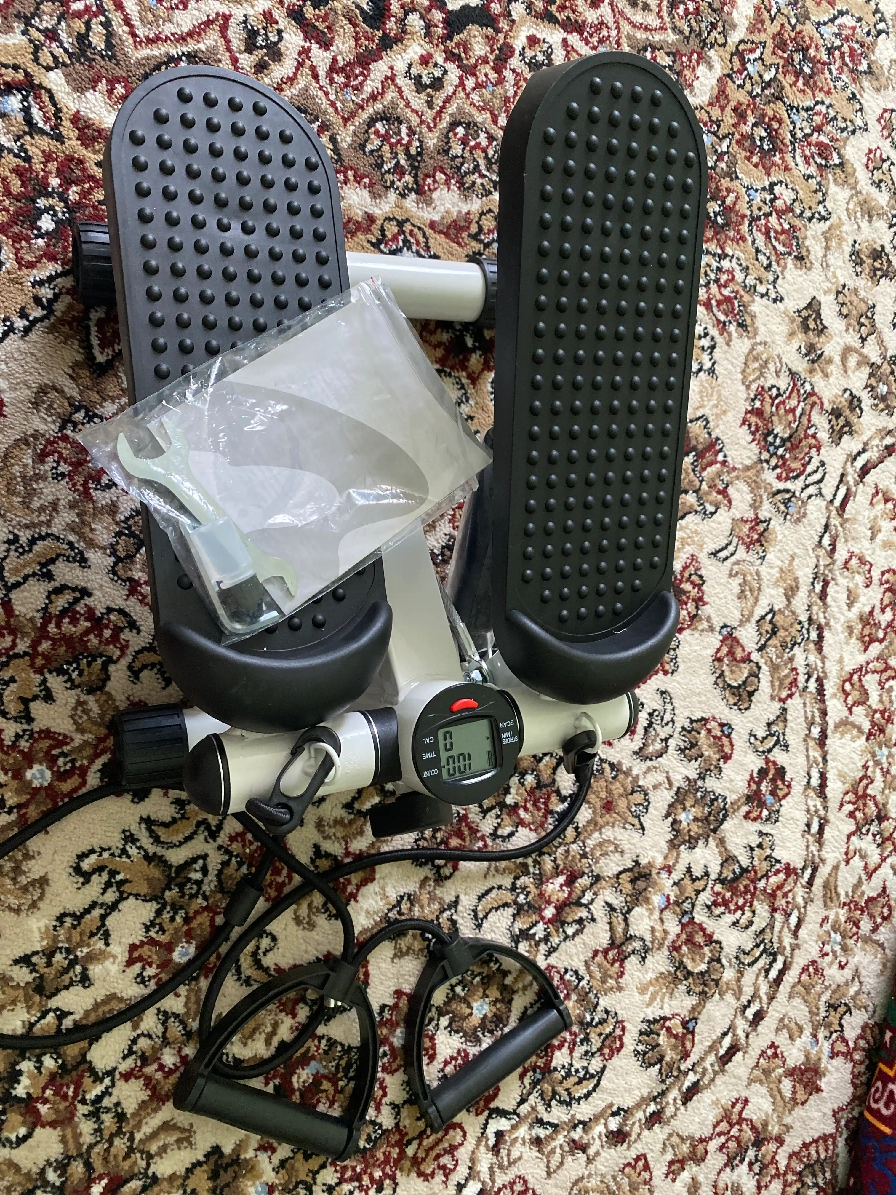 Mini stepper trenajor – uy sharoitida kardio va oyoq mashqlari uchun