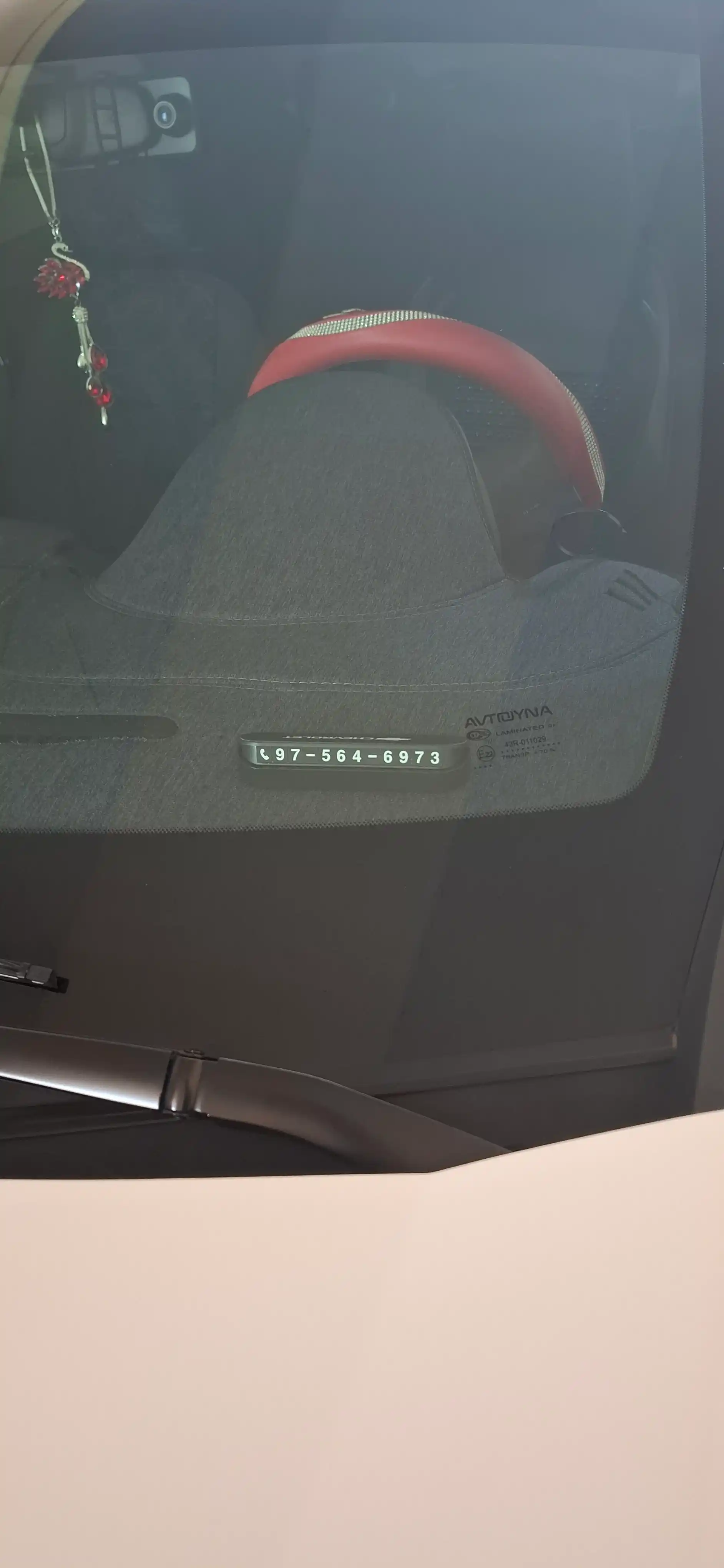 Автовизитка для парковки, отображение номера телефона автомобиля