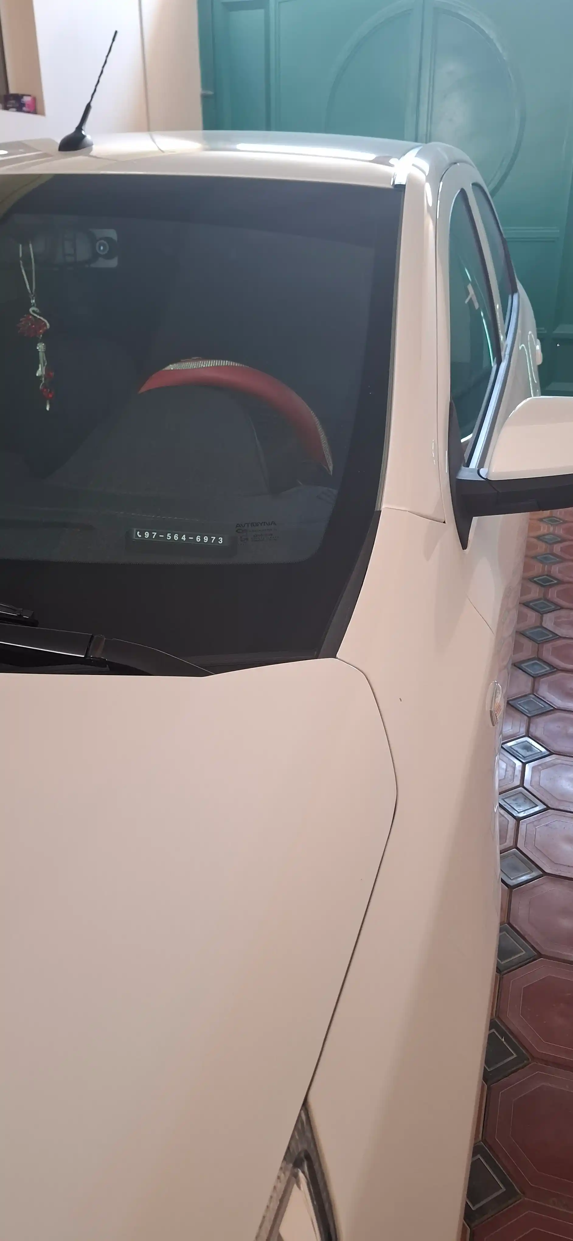 Автовизитка для парковки, отображение номера телефона автомобиля