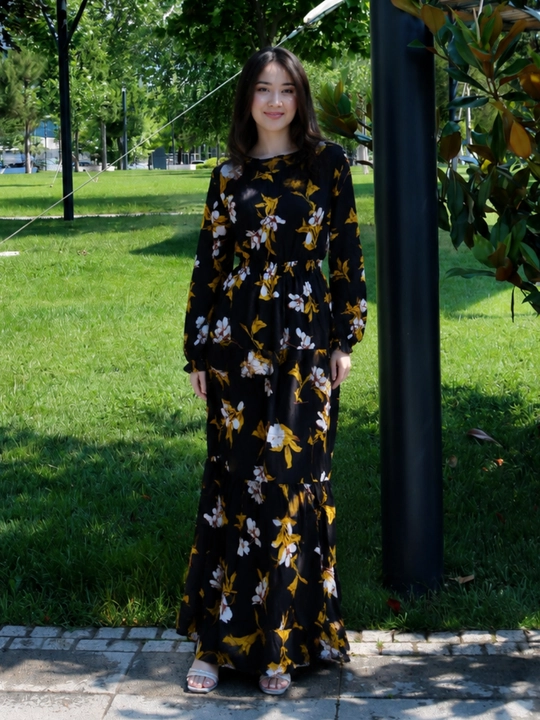 Ayollar uchun uzun yozgi ko‘ylak, bel qismi rezinkali va U shakldagi yoqali model