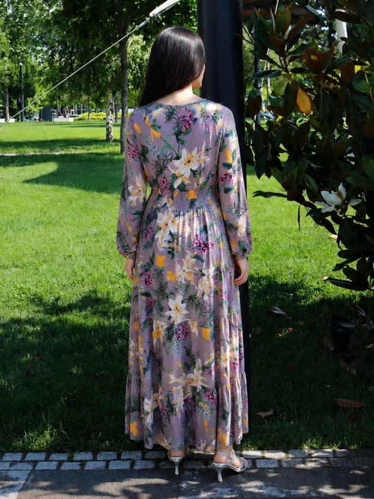 Ayollar uchun uzun yozgi ko‘ylak, bel qismi rezinkali va U shakldagi yoqali model