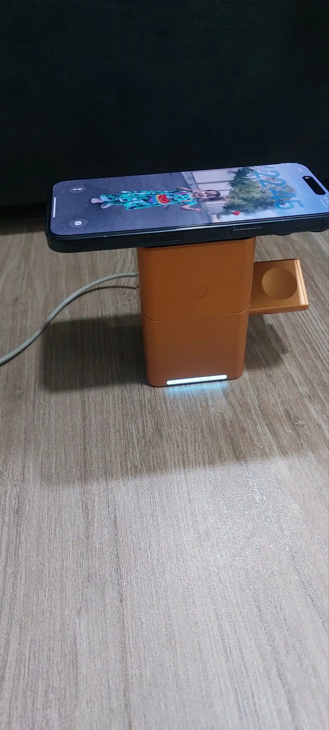 Simsiz quvvatlagich stansiyasi 3 tasi 1 da telefon uchun