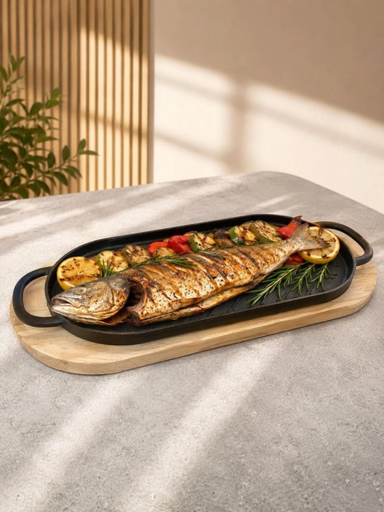 Barbekyu va gril uchun yog‘och taglikli 42×22 sm o‘lchamli cho‘yan gril-tova