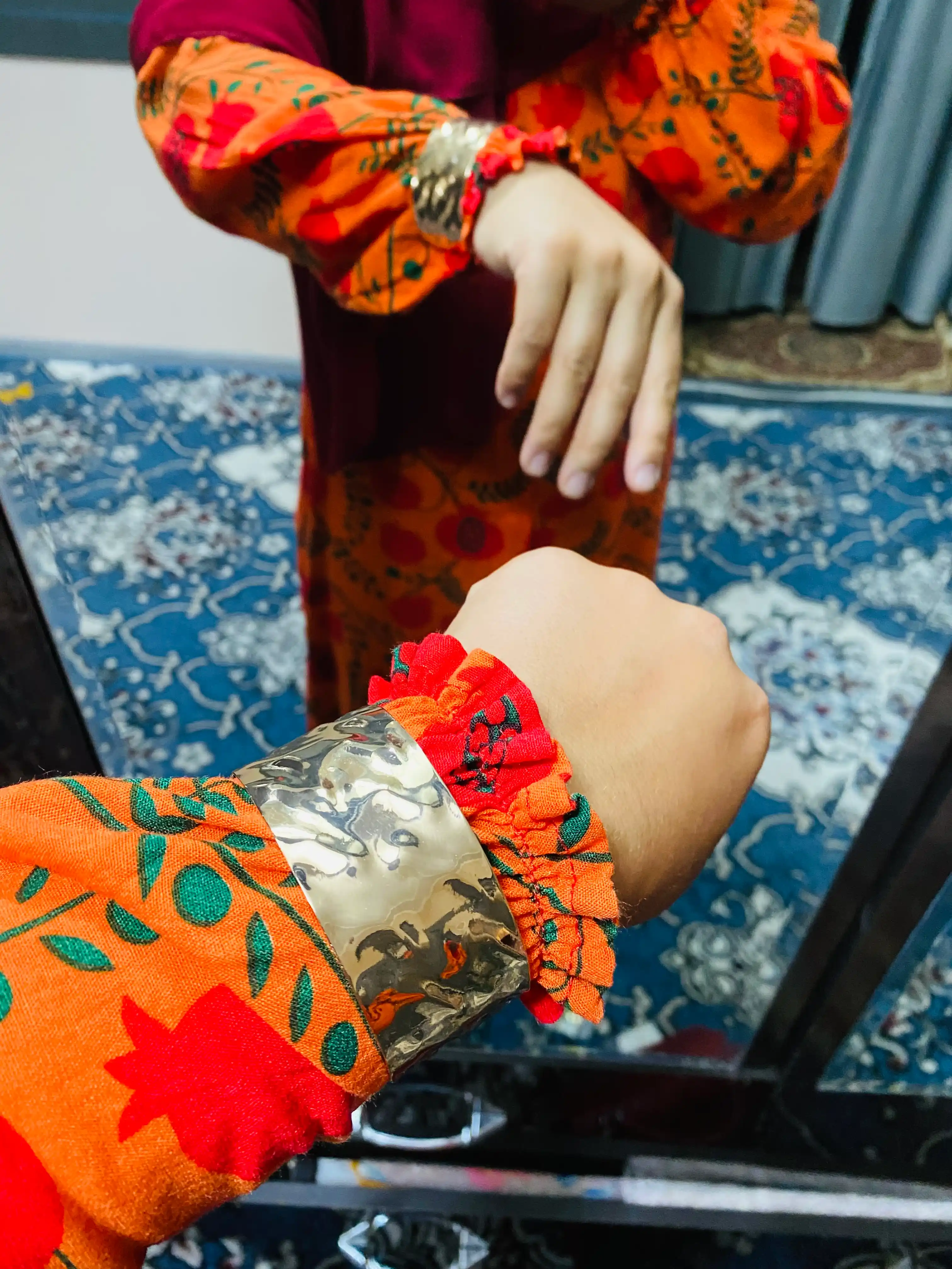 Keng, ko‘p qatlamli, ayollar manjet bilaguzugi, gulli
