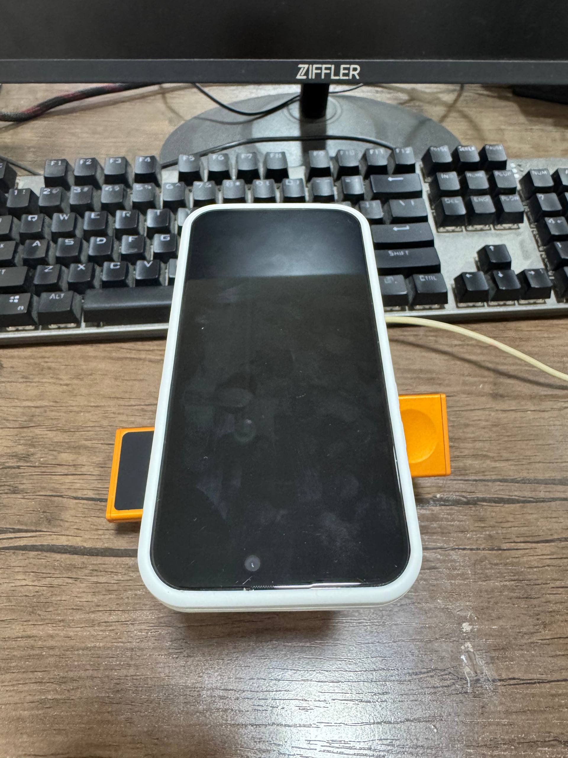 Simsiz quvvatlagich stansiyasi 3 tasi 1 da telefon uchun