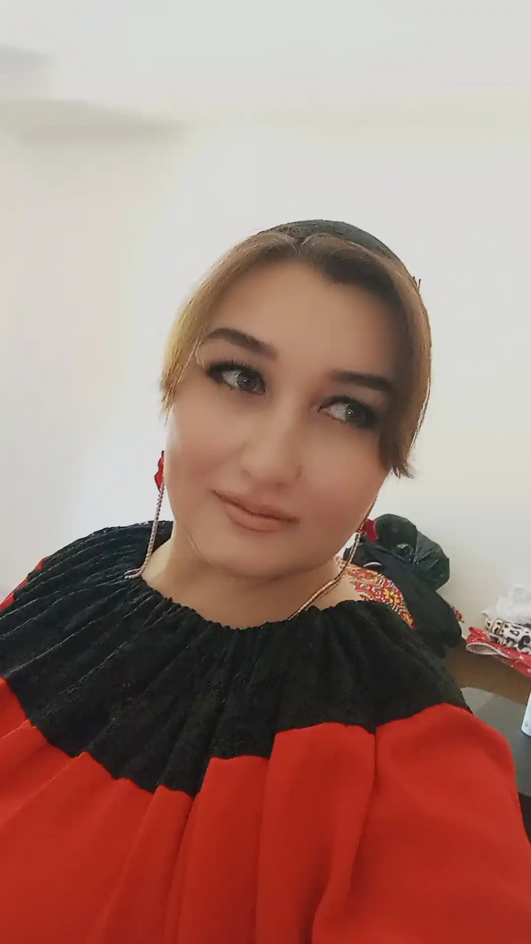 Turli shakl va ranglardagi katta o'lchamli sirg‘alar
