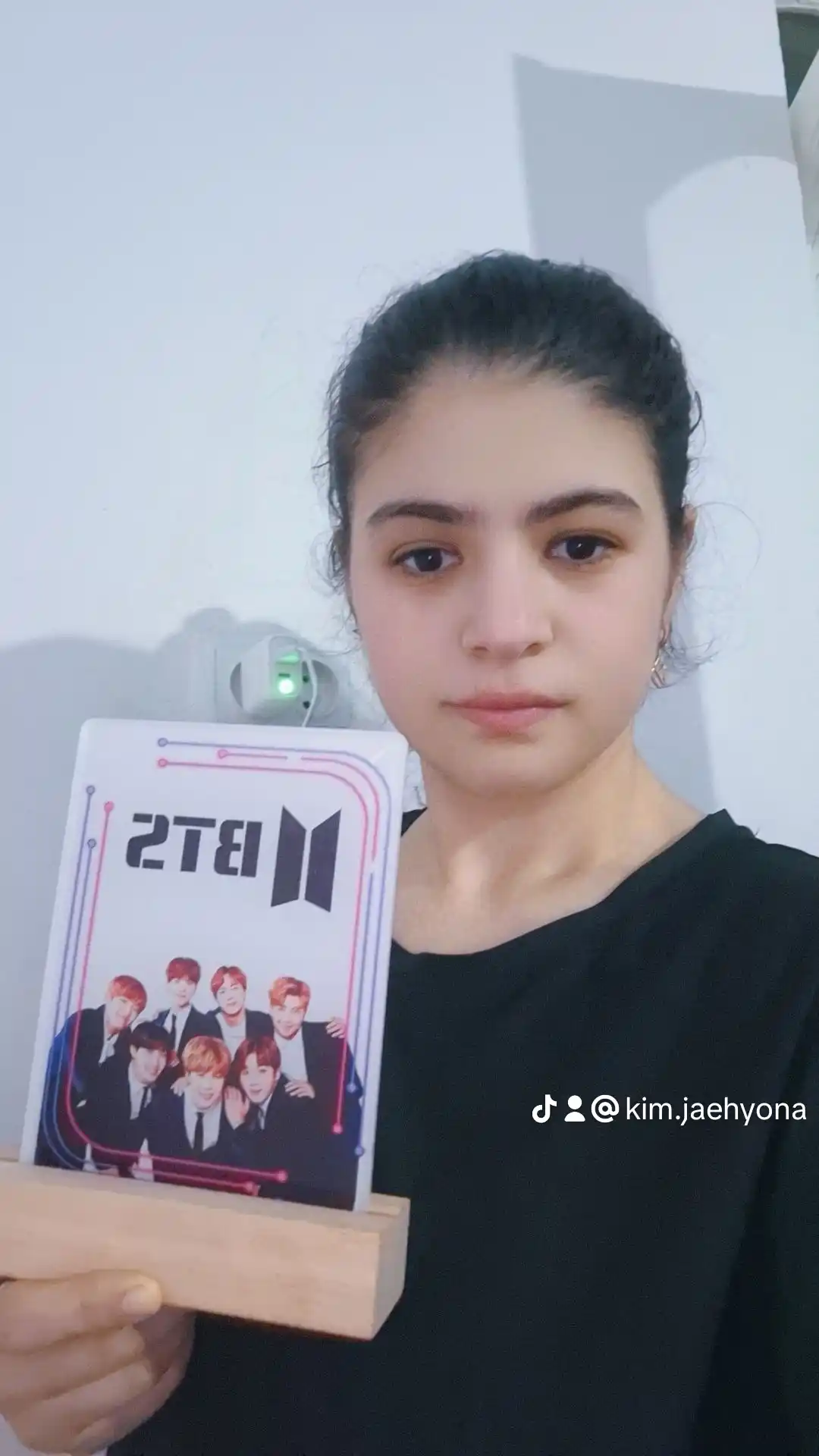 Fotosuratli tungi yorug'lik chiroqi va akril ustidagi shaxsiy yozuv