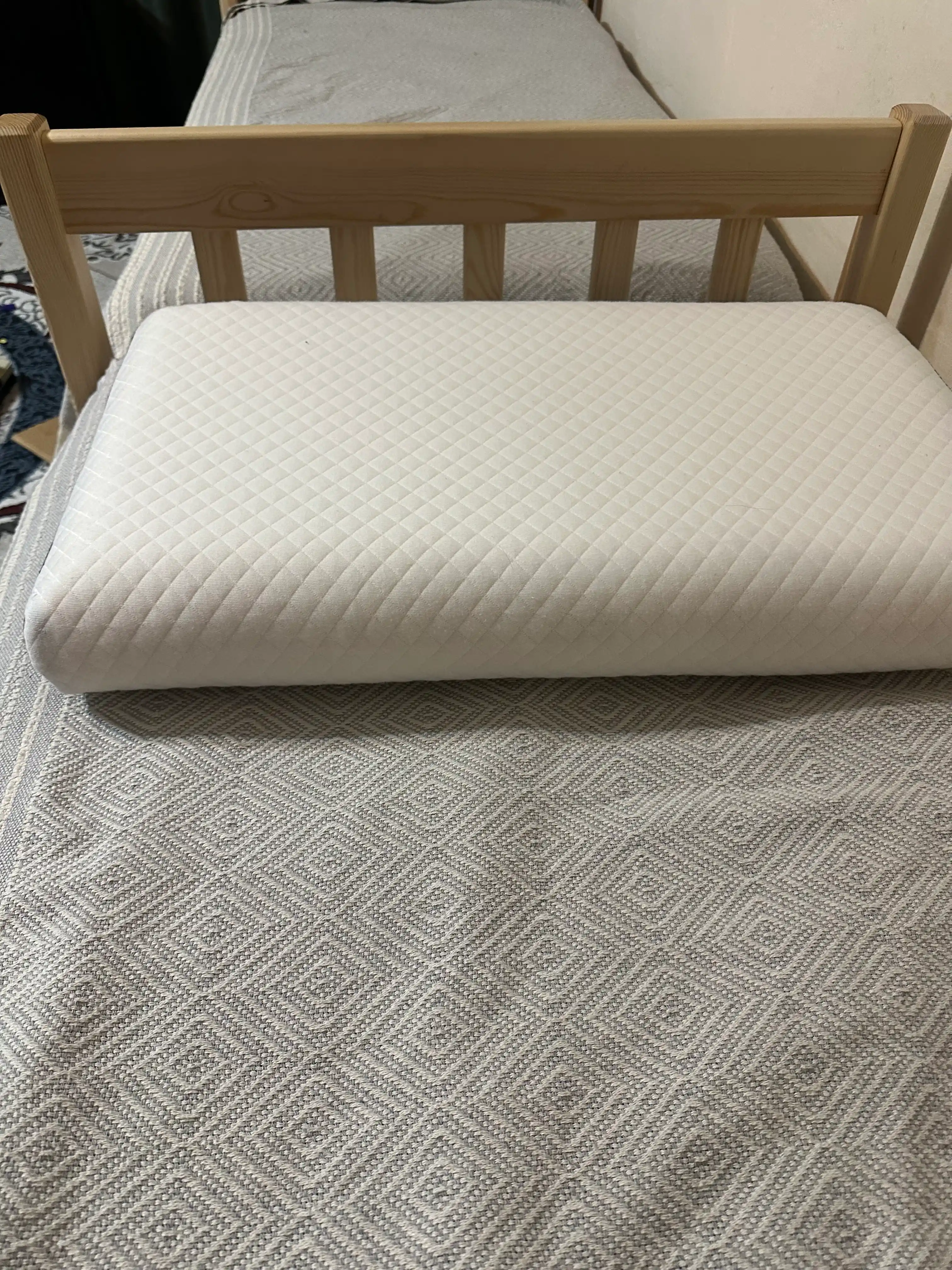To‘plamda 1-2 ta ortopedik yostiq, Memory Foam 65x40 sm o‘lchamdagi anatomik uyqu yostig‘i
