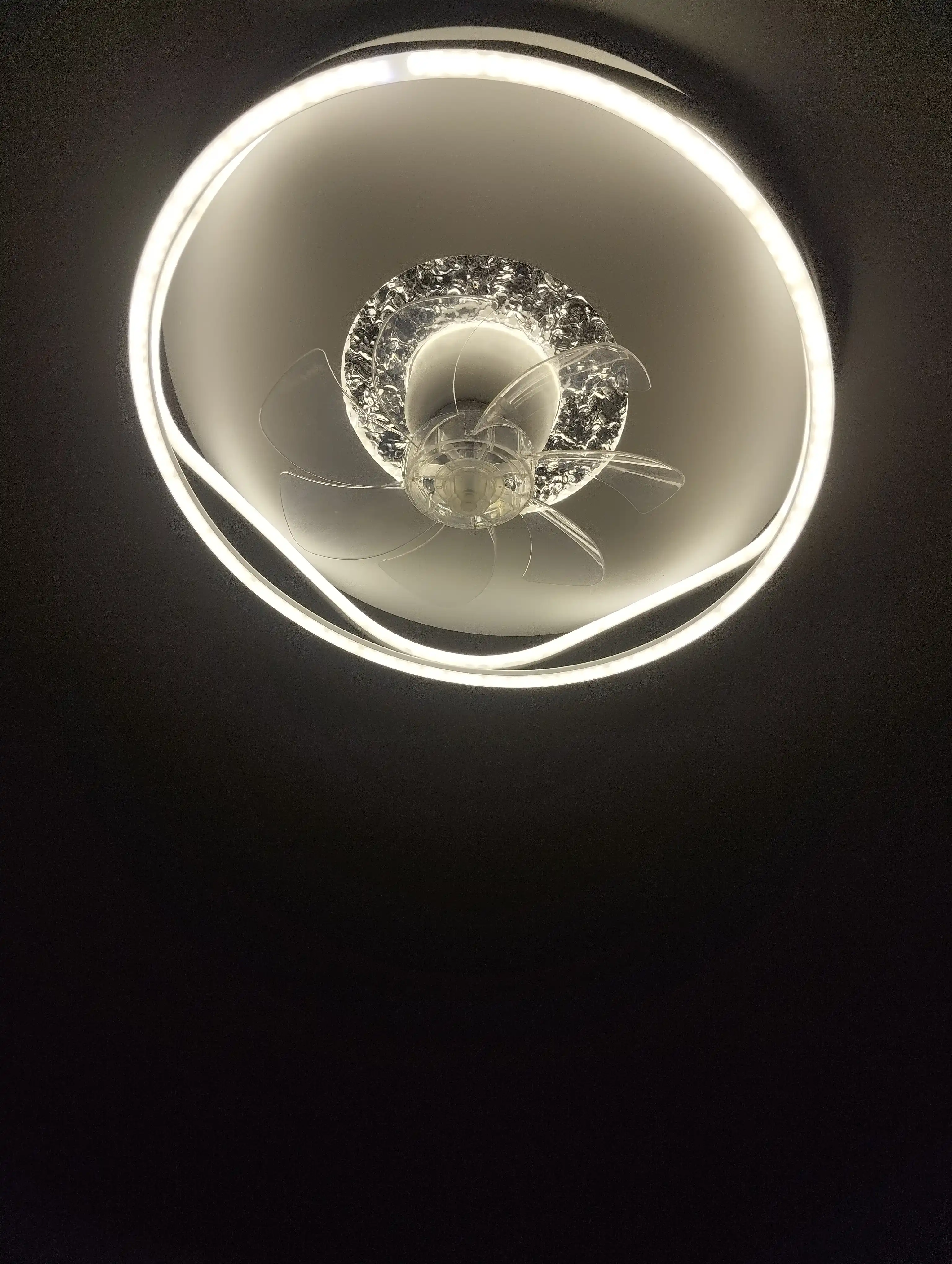 Shiftga lyustra ventilyator LED — 3 xil yorug‘lik, 6 tezlik, pult boshqaruv, sokin ishlash