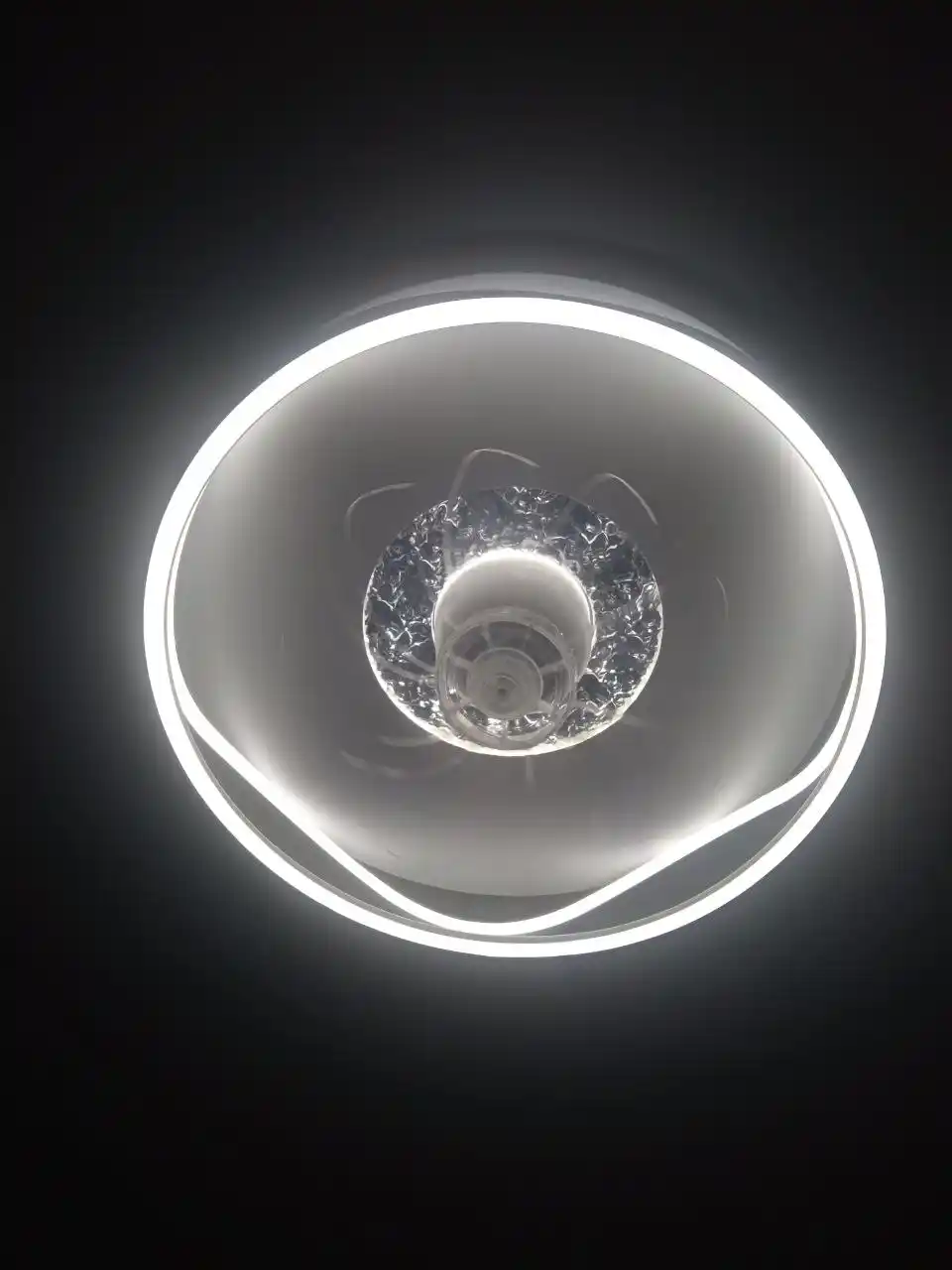 Shiftga lyustra ventilyator LED — 3 xil yorug‘lik, 6 tezlik, pult boshqaruv, sokin ishlash