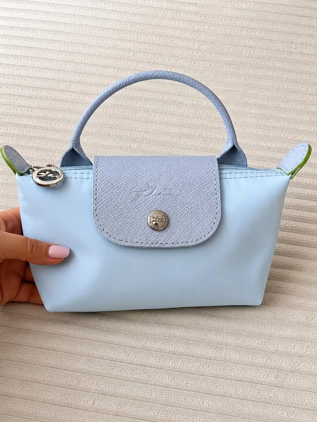 Ayollar sumkasi, mini Longchamp Le Pliage uslubida, yelkadan o‘tkazilgan ixcham