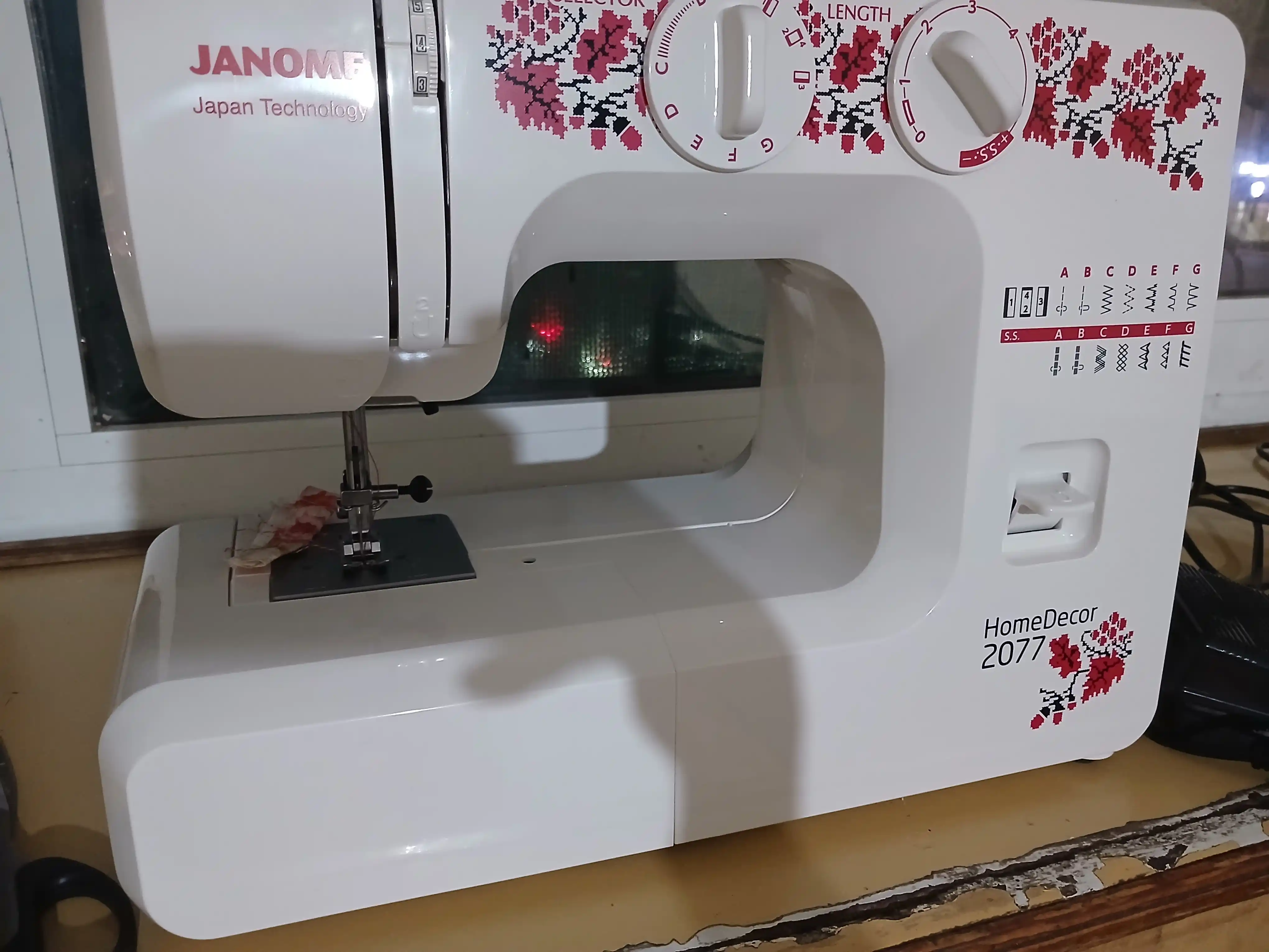 Tikuv mashinasi Janome HomeDecor 2077