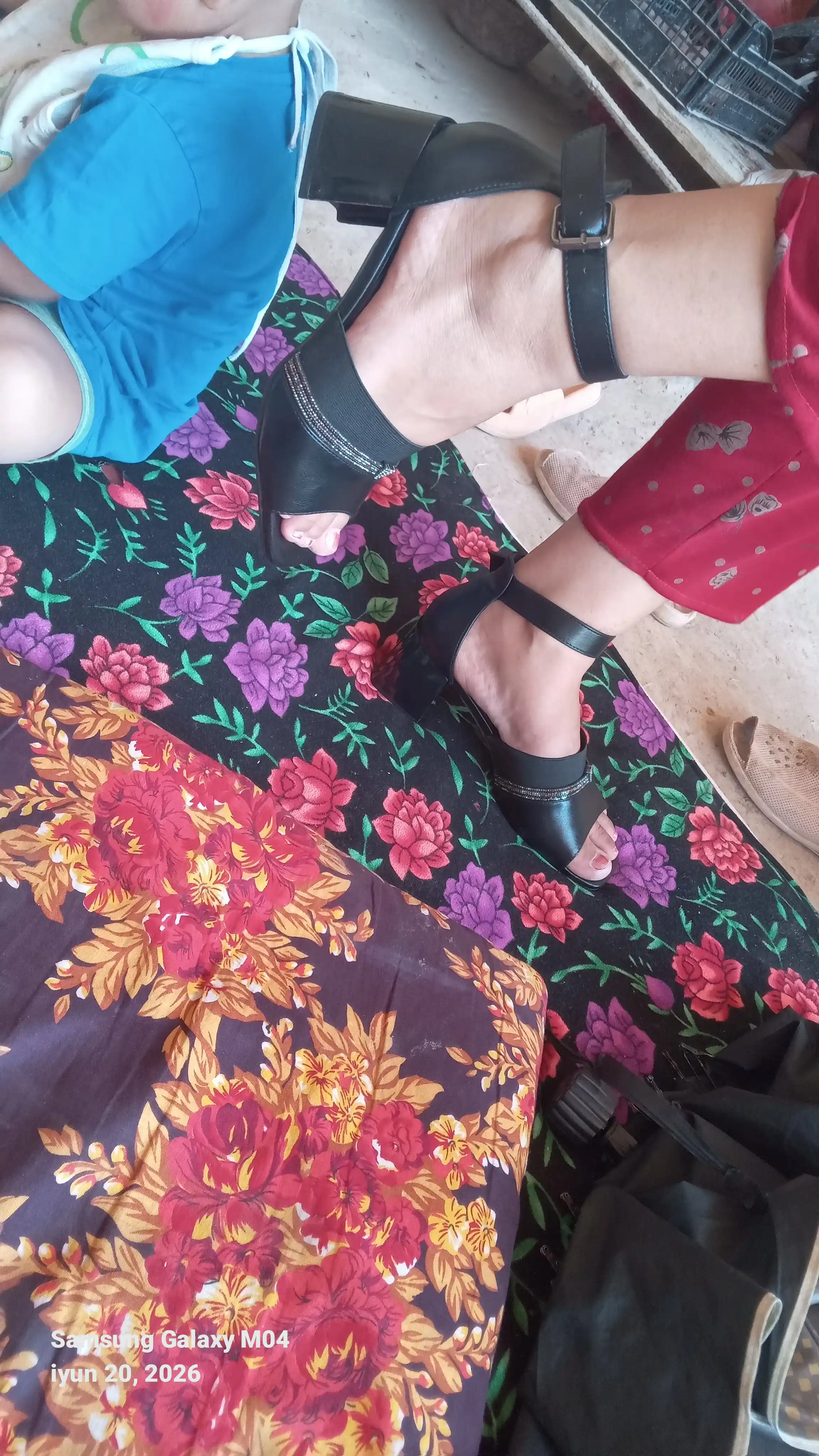 Ayollar bosonojkasi, yozgi ayollar poyabzali, baland poshnali