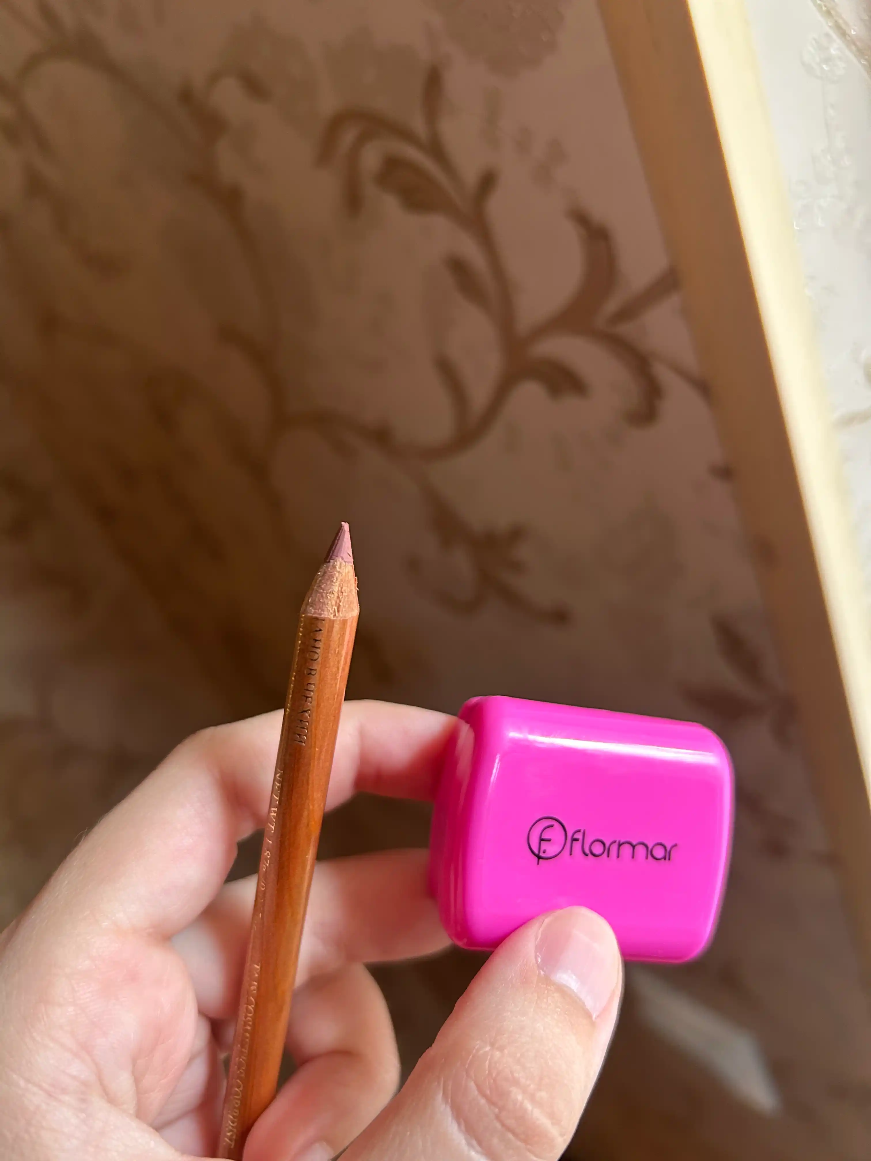 Kosmetik qalamlar uchun qo‘sh o'tkirlagich