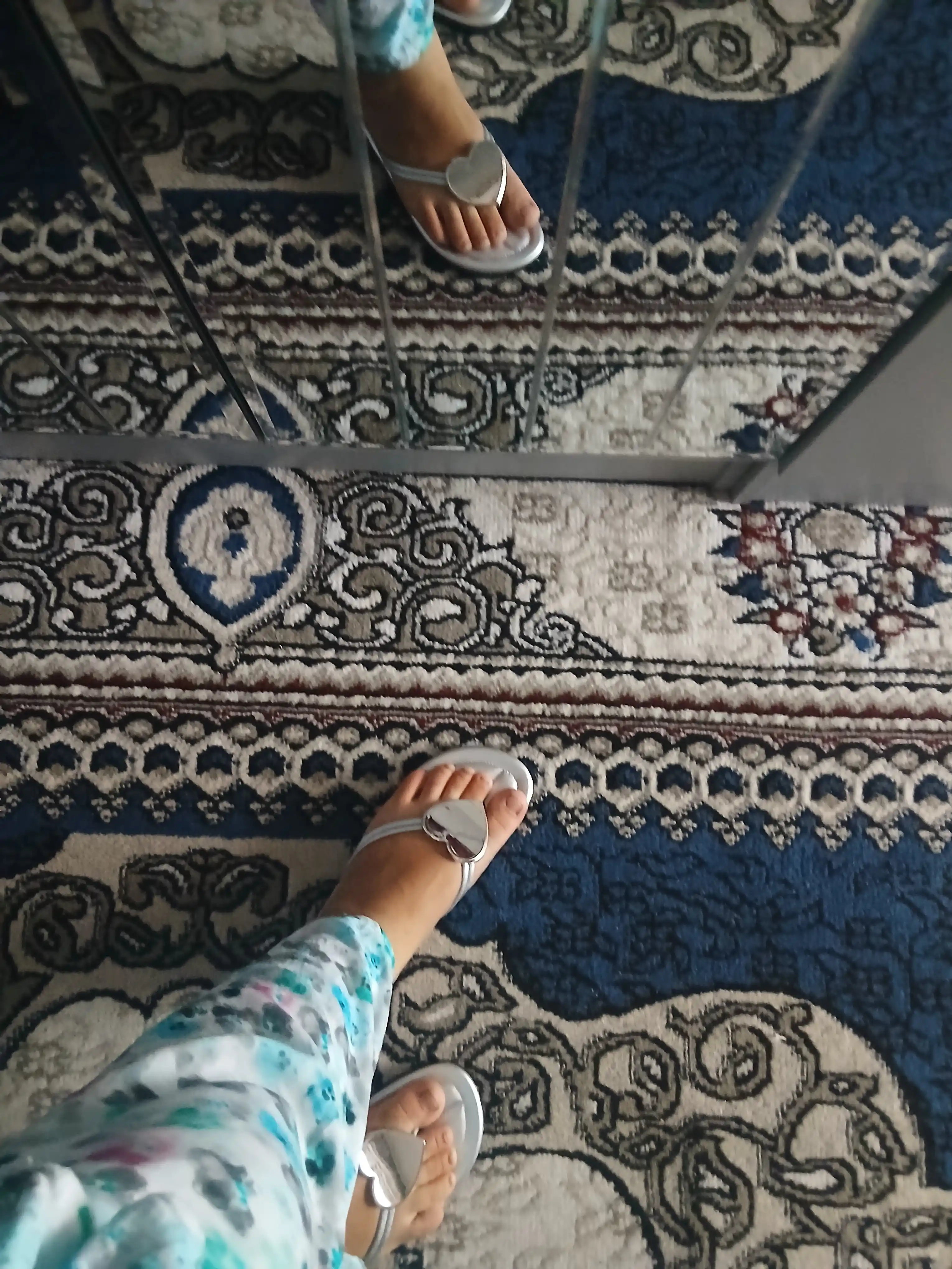 Ayollar uchun slanslar, yozgi tapichkalar, shippaklar
