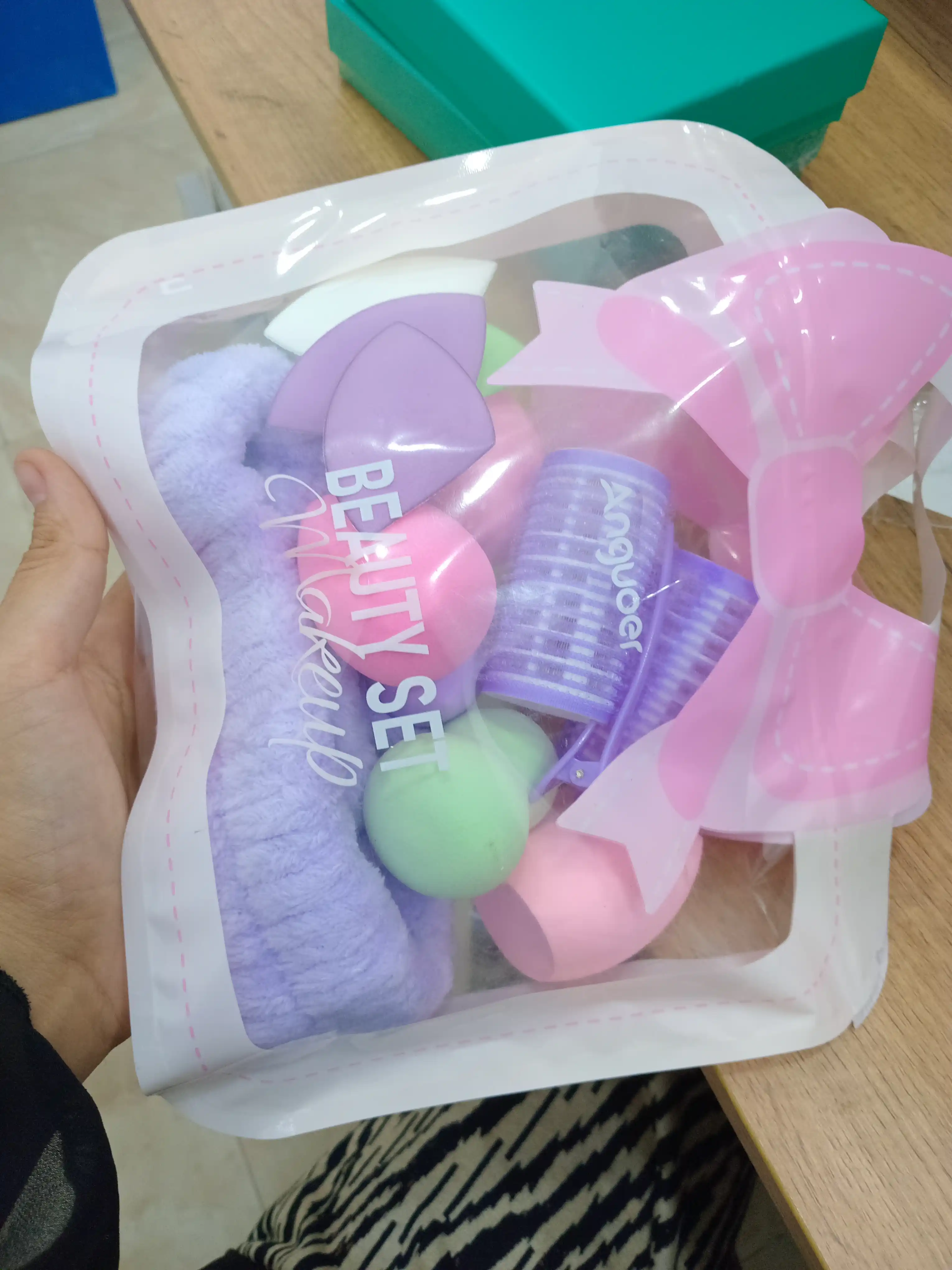Makiyaj va yuz parvarishi uchun kosmetik aksessuarlar to‘plami
