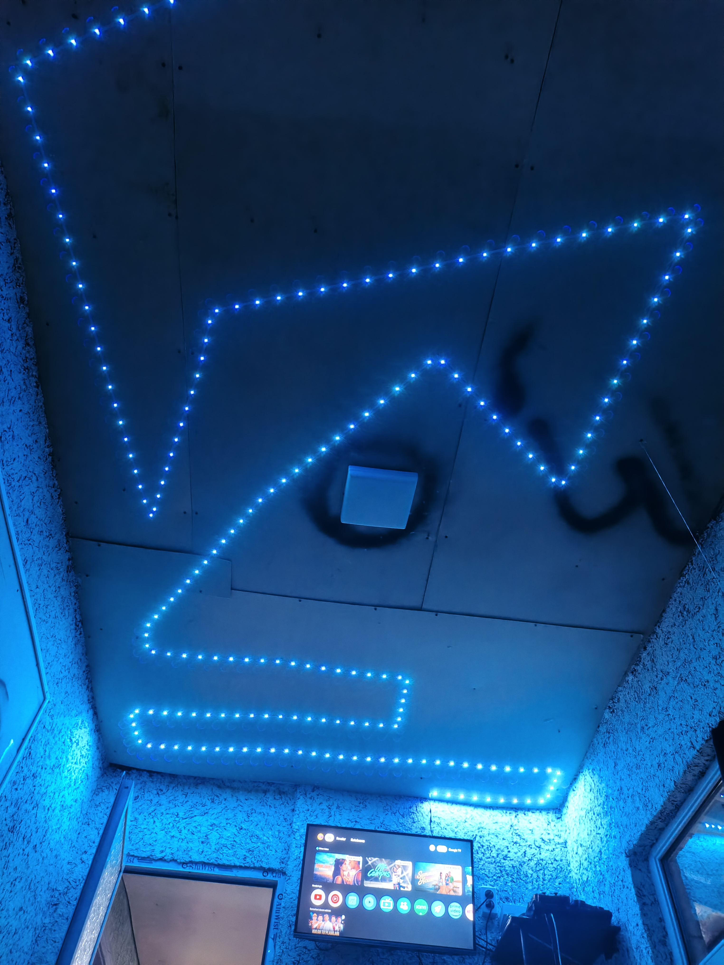RGB LED yoritgichli lenta ko'p rangli