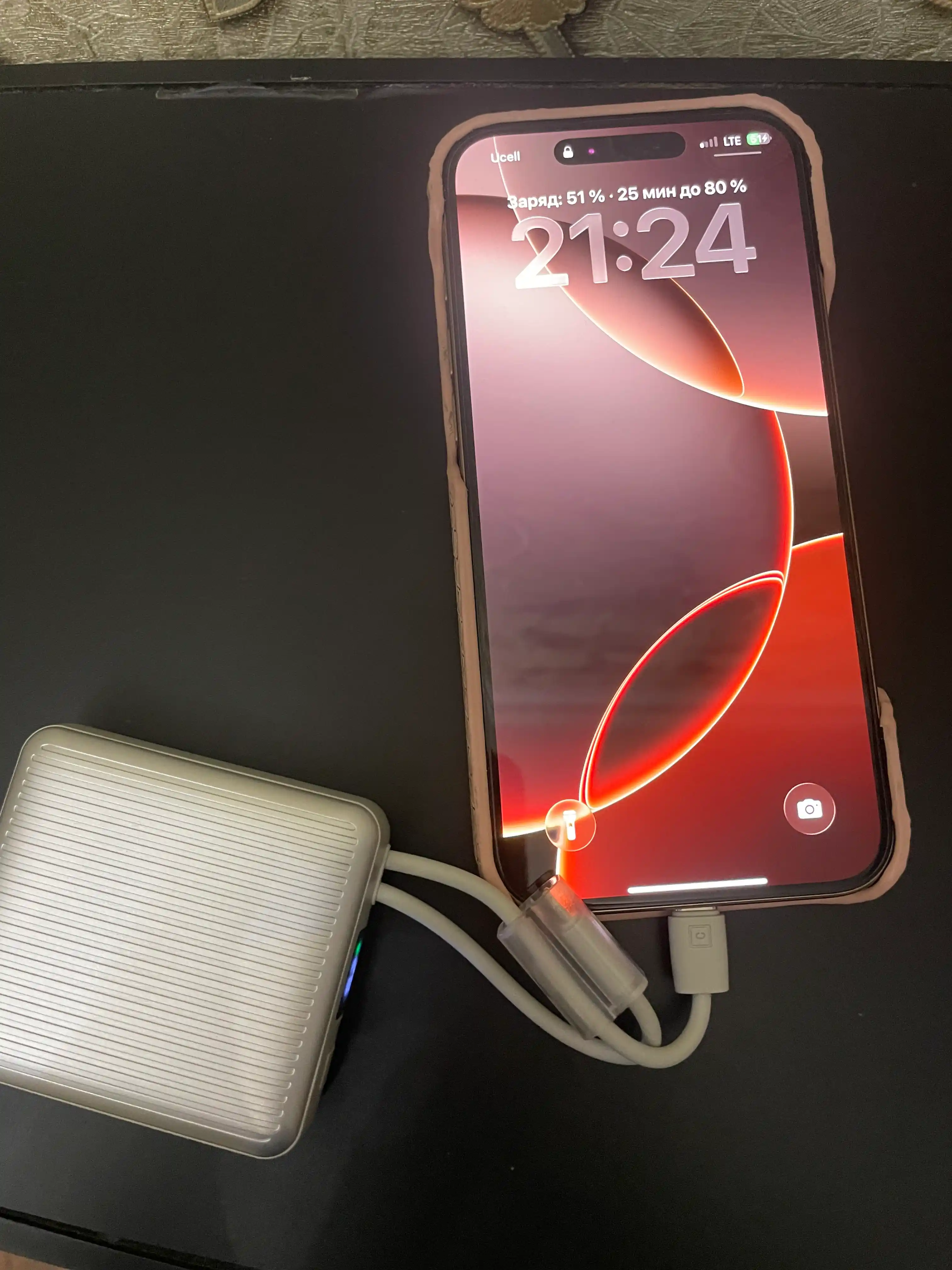 Повербанк 10 000 мА·ч, 22,5 Вт, быстрая зарядка, встроенные кабели Lightning и Type-C