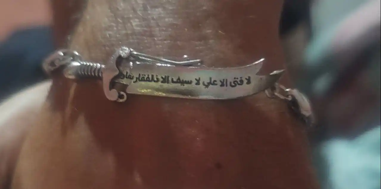 Erkaklar uchun arab yozuvidagi Zulfiqor qilich bilaguzugi
