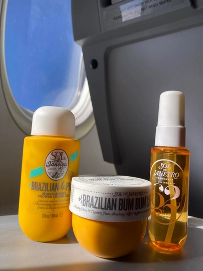 Sol de Janeiro Bom Dia Bright JET SET kosmetika to'plami, tana parvarishi uchun