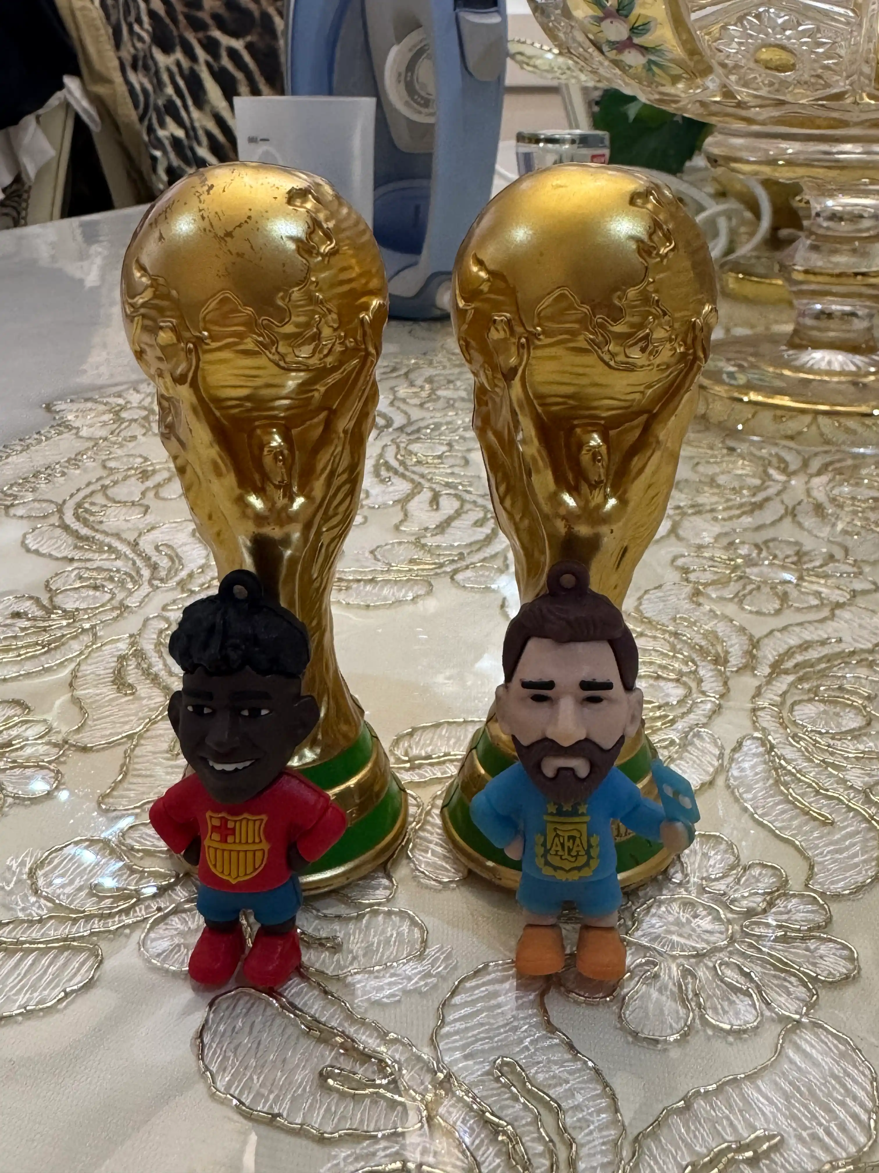 Futbolchi figurasi bilan FIFA kubok