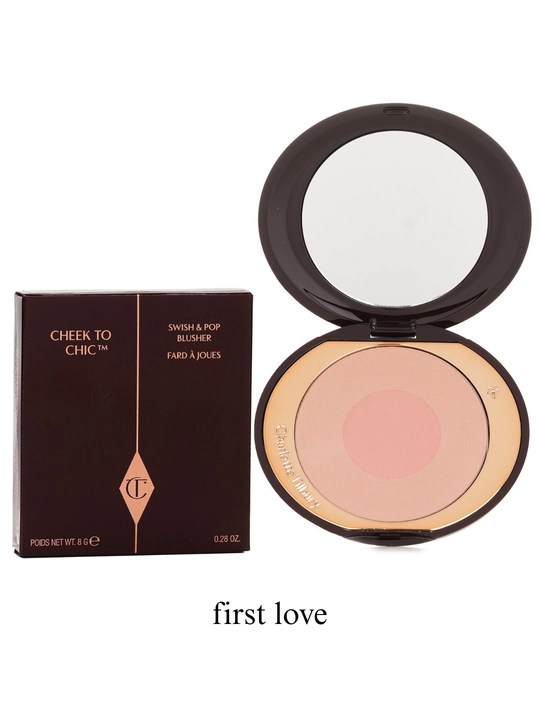 Charlotta Tilbury yonoqlarini bejirim Swish & Glow Blusher bilan rumyana