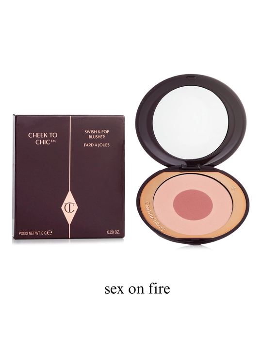 Charlotta Tilbury yonoqlarini bejirim Swish & Glow Blusher bilan rumyana