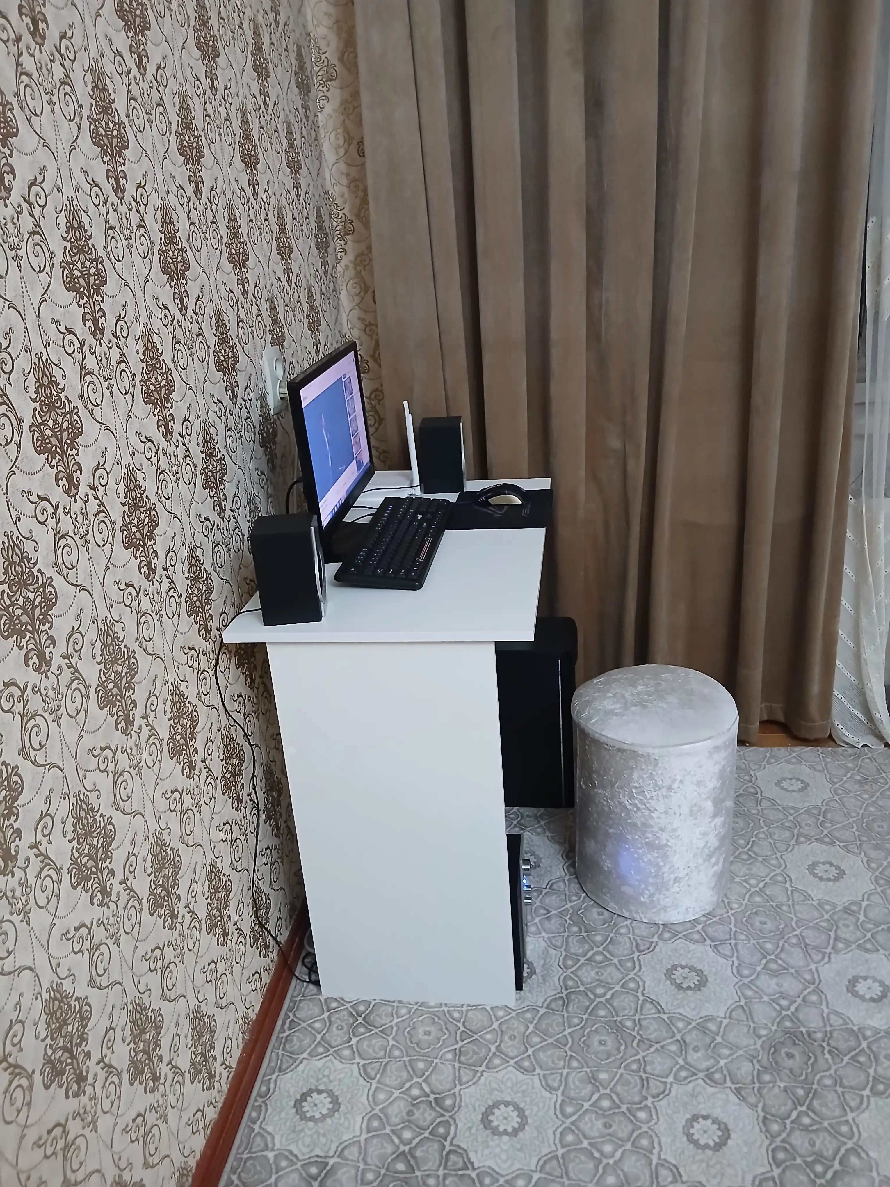 Компактный письменный стол для домашних заданий / компьютерный стол / ЛДСП / белый