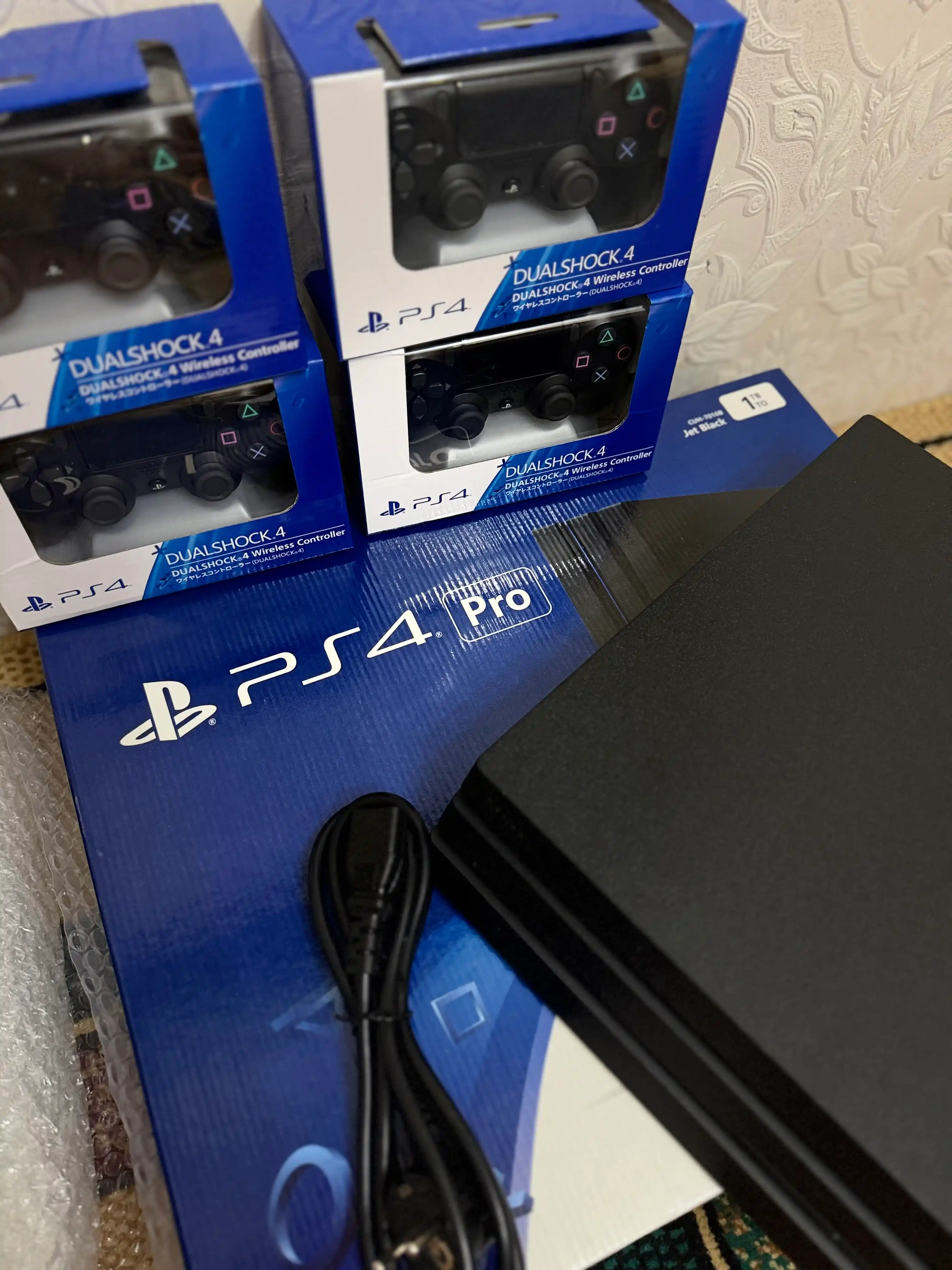 Playstation 4 Pro, 1 Тб, гарантия 1 год, с 2 джойстиками, установлены игры