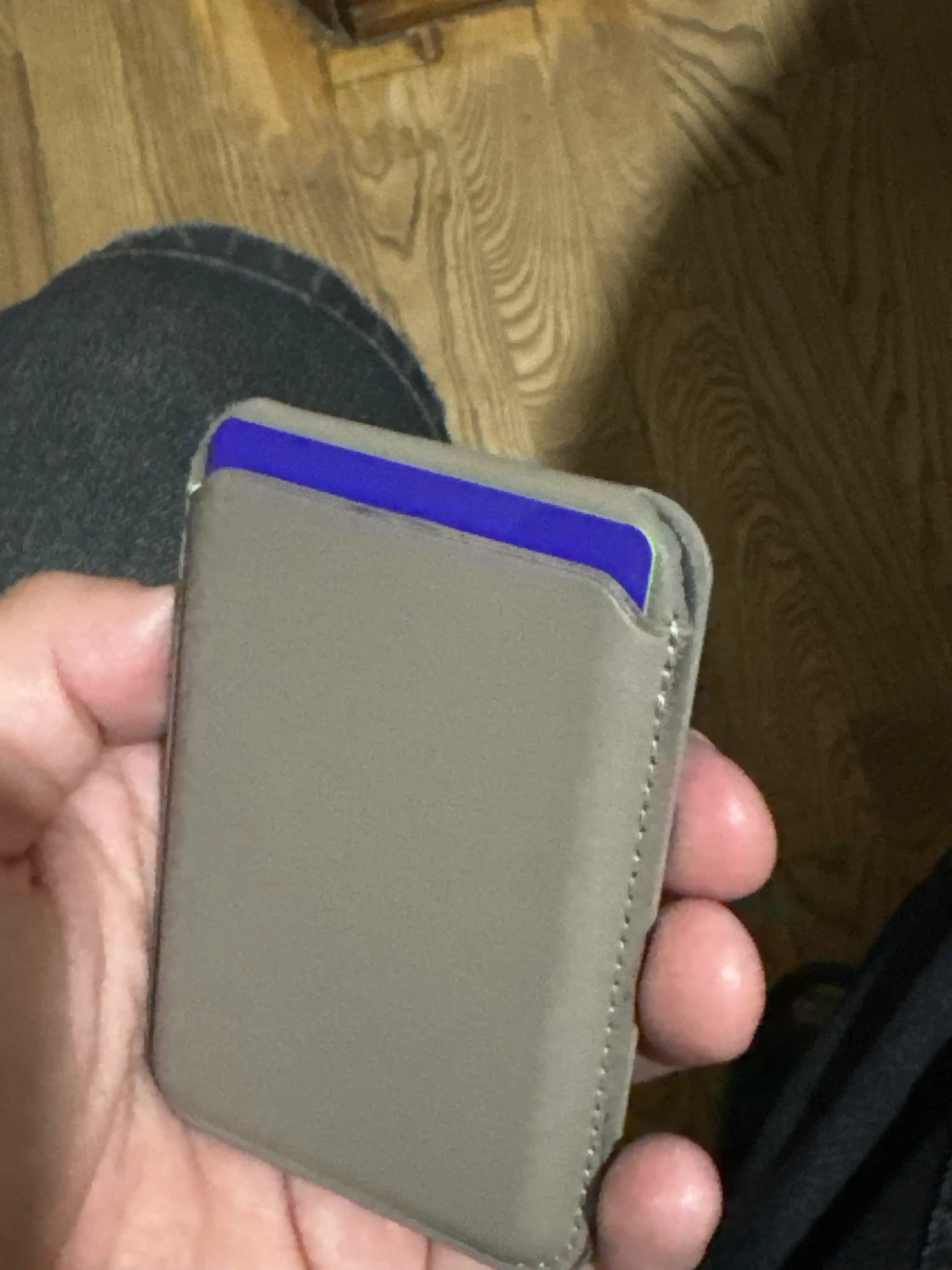 IPhone uchun MagSafe kartxolder, bank kartalari uchun
