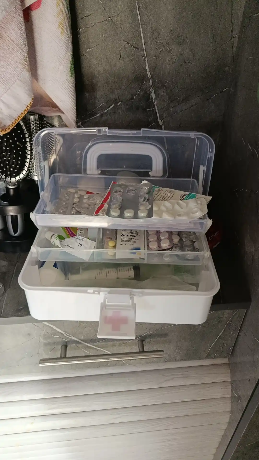 Yo‘l, uy aptechkasi, dori-darmonlarni saqlash uchun organayzer